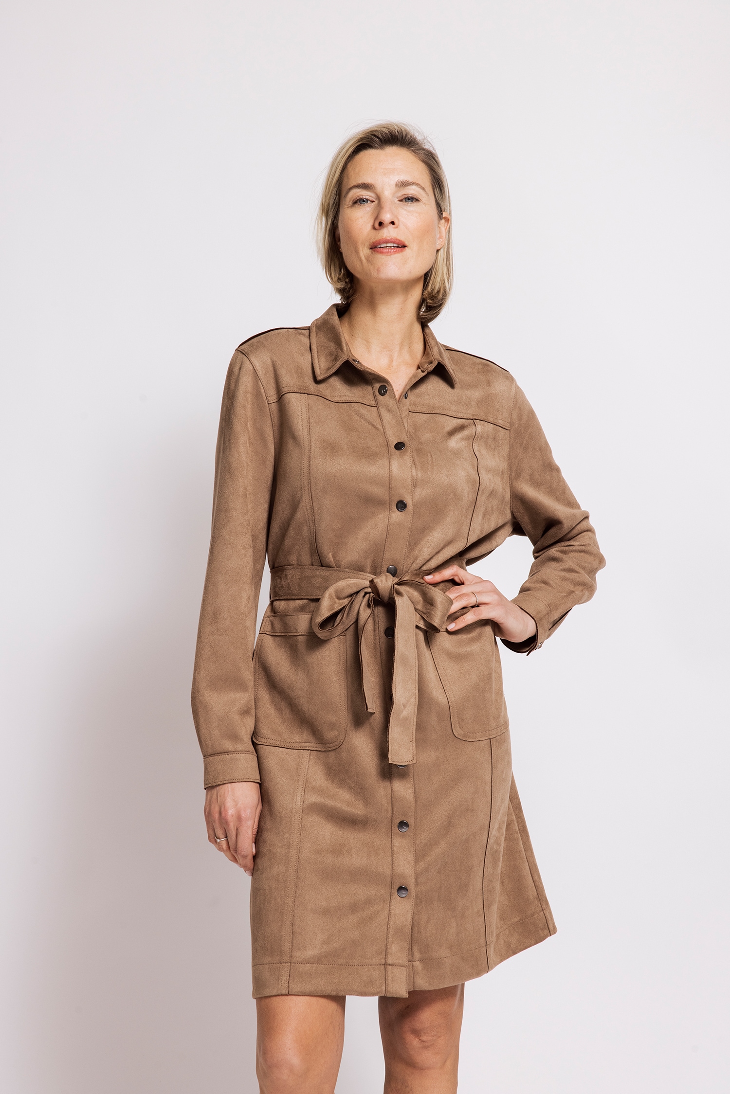Zhrill Hemdblusenkleid "ADENI" aufgesetzte Taschen Velours-Optik, unifarben, mit Bindegürtel