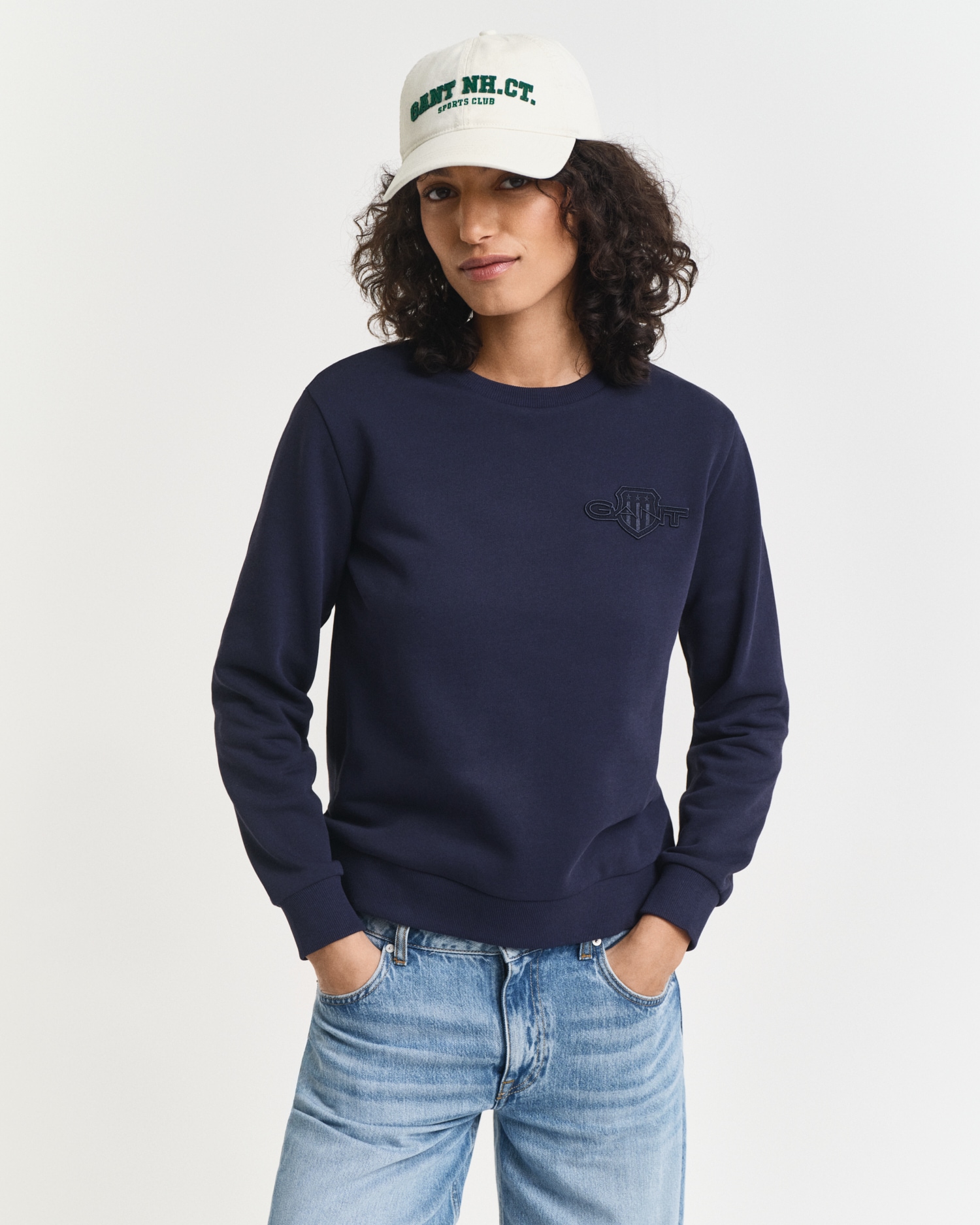 Gant Sweatshirt "REG TONAL SHIELD C-NECK SWEAT" Ton in Ton Stickerei, Rundh günstig online kaufen