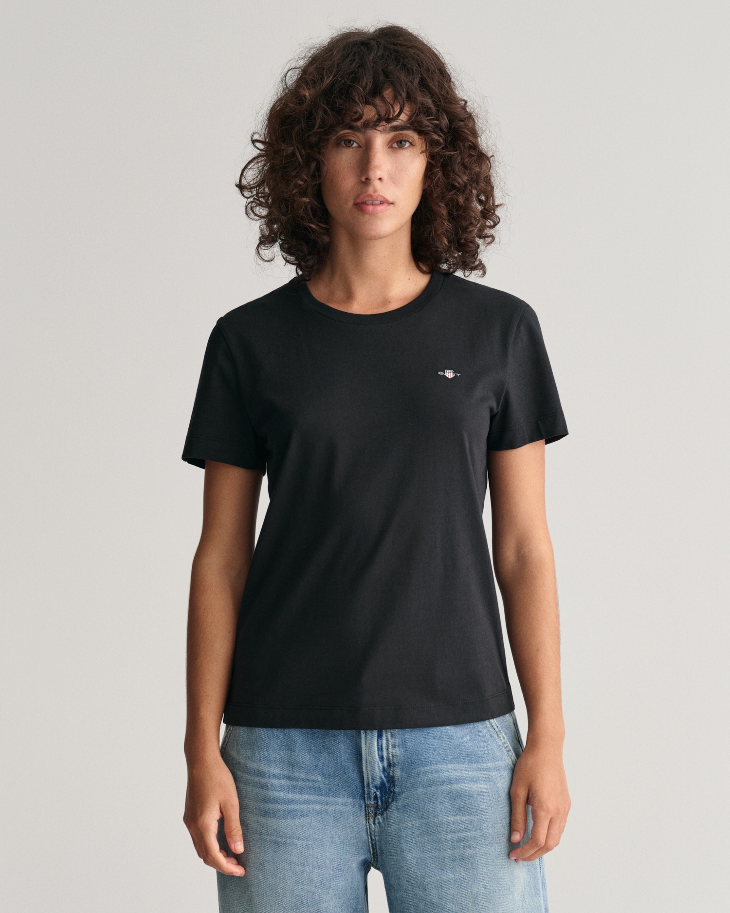 Gant T-Shirt »REG SHIELD KA T-SHIRT«, mit einer kleinen aufgestickten Wappen-Grafik auf der Brust