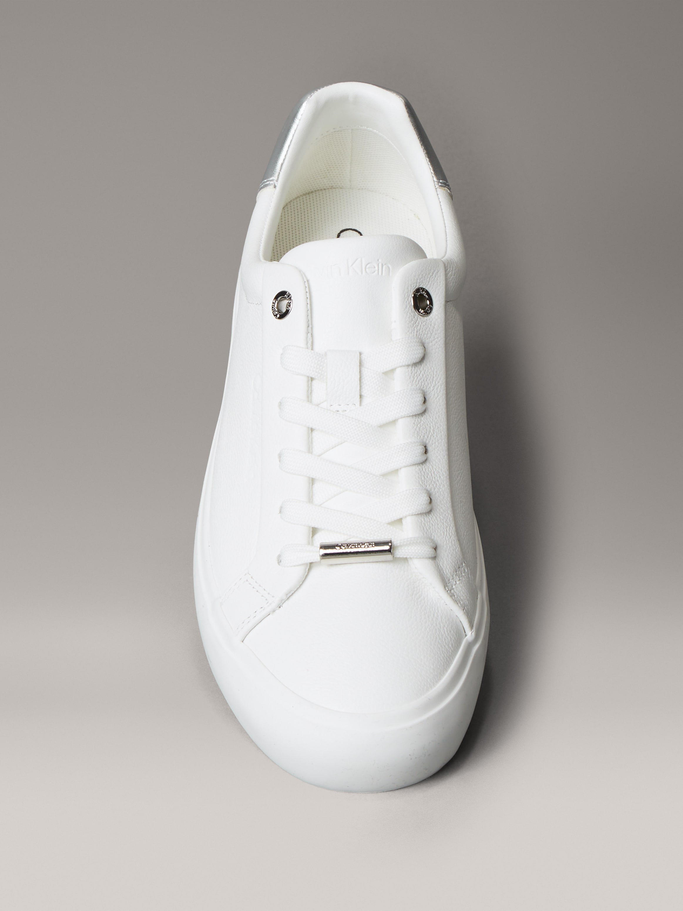 Calvin Klein Sneaker »LACE UP SNEAKER W/SILVER BT CK«, Schnürschuh, Halbschuh, Freizeitschuh mit gepolstertem Schaftrand