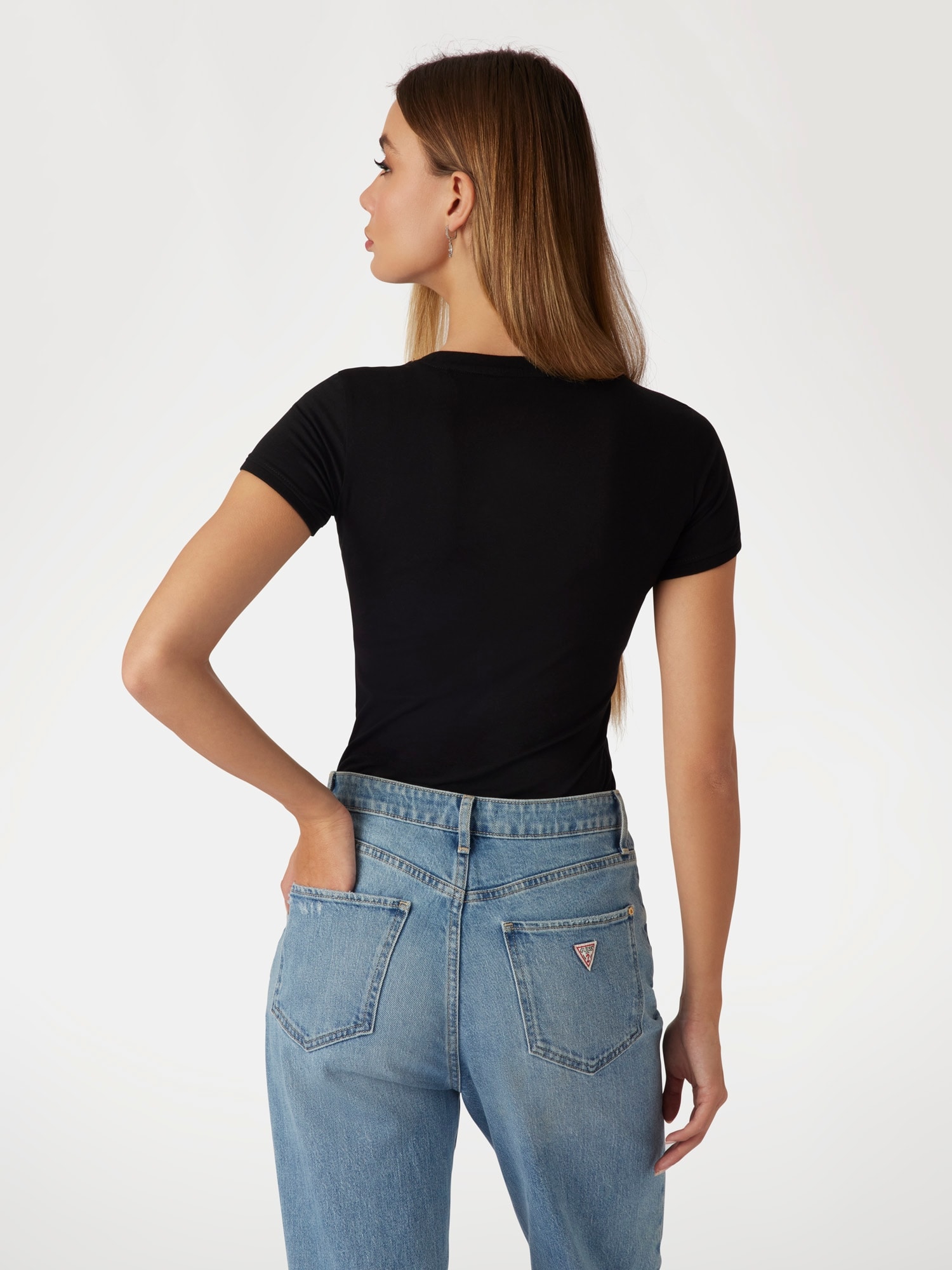 Guess T-Shirt »SS VN MINI TRIANGLE TEE« mit V-Ausschnitt, Slim Fit