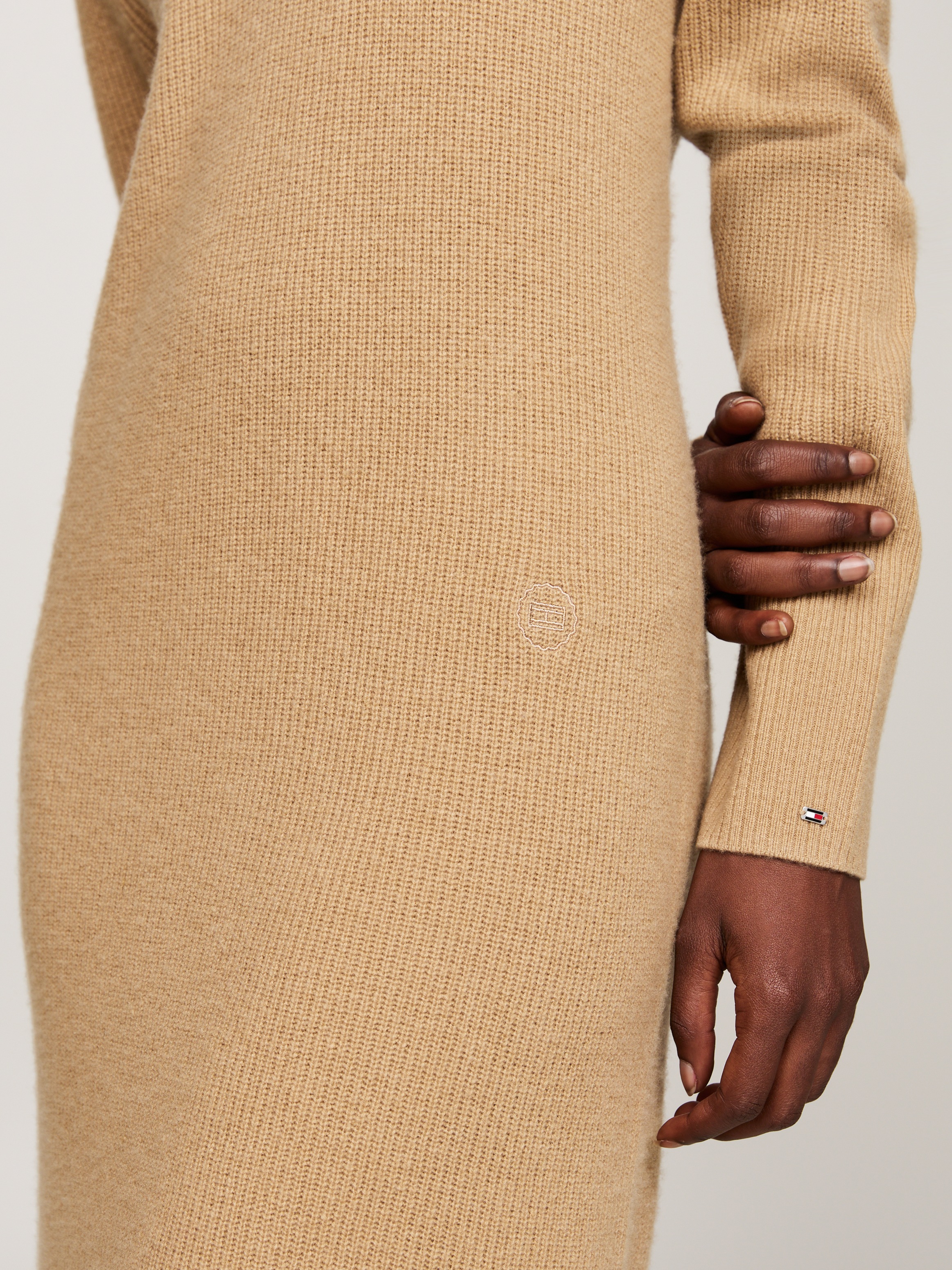 Tommy Hilfiger Strickkleid »WOOL CASH ROLL-NK LONG DRESS« mit Logostickerei, in Rippoptik