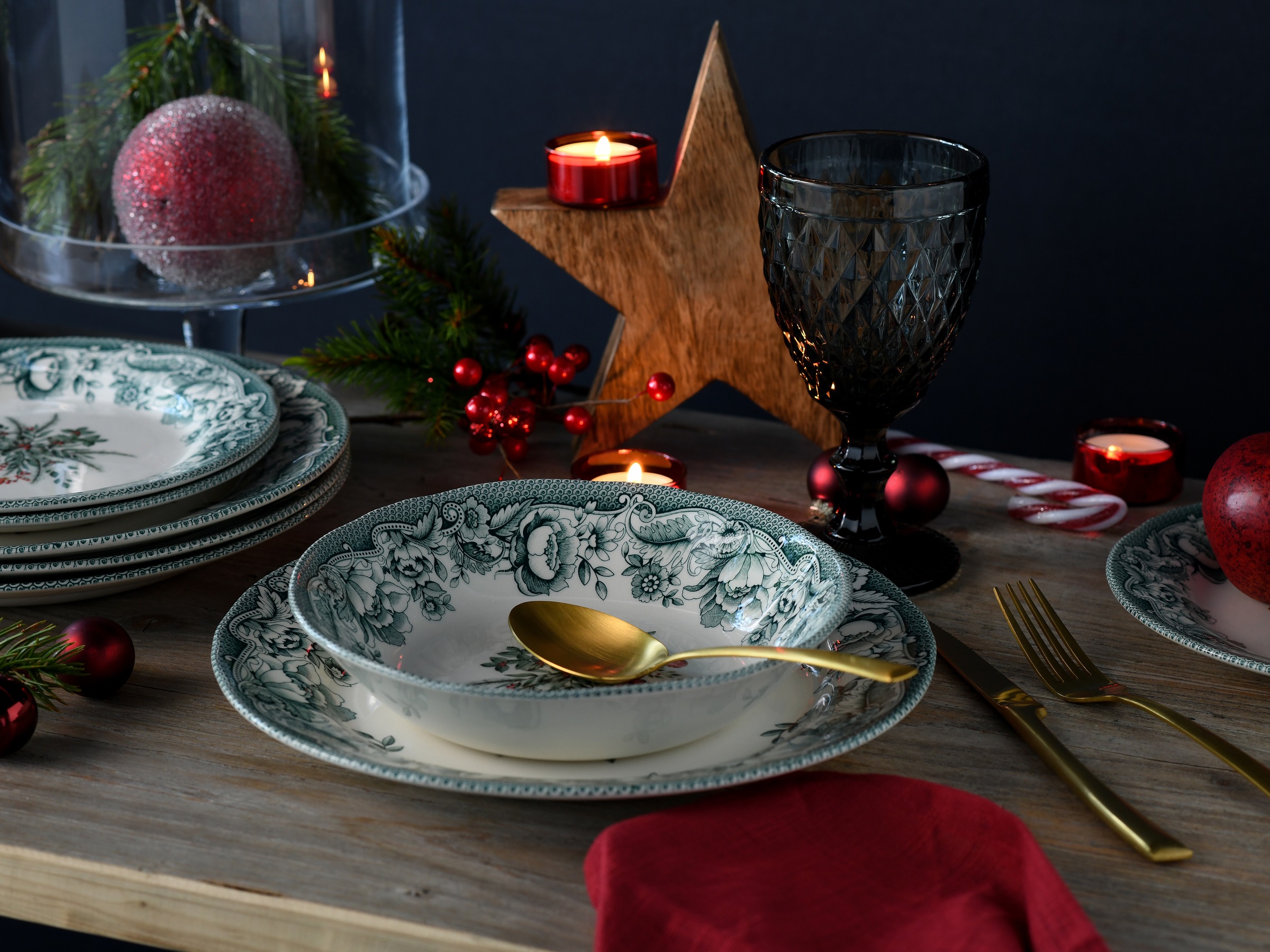CreaTable Teller-Set »Weihnachten Grün, Tellerset 12-tlg«, (Set, 12 tlg.), Weihnachtsdekorationen als Zentralmotiv