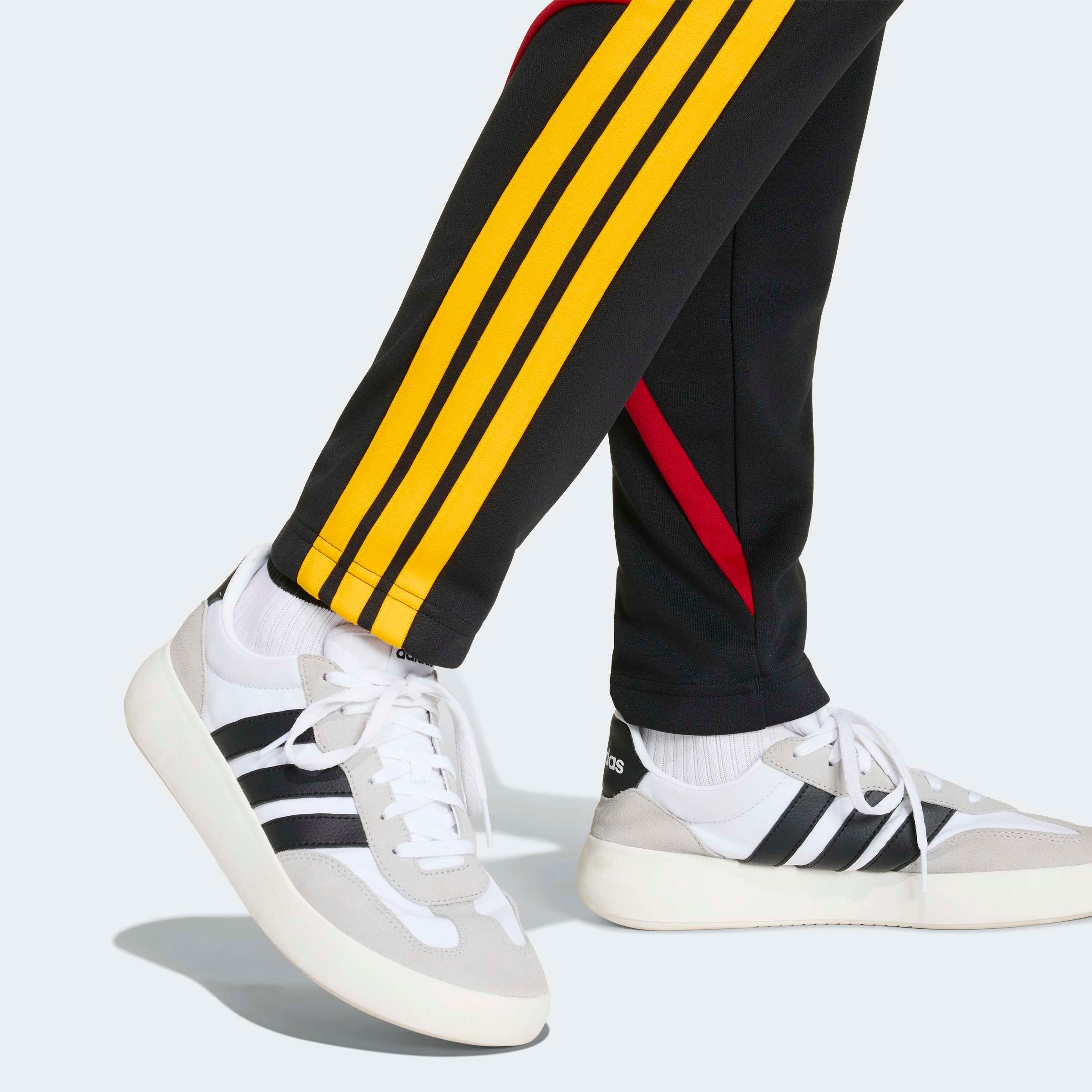 adidas Sportswear Sporthose »J HOT PANT«  mit normal-weiter Passform, ohne Verschluss