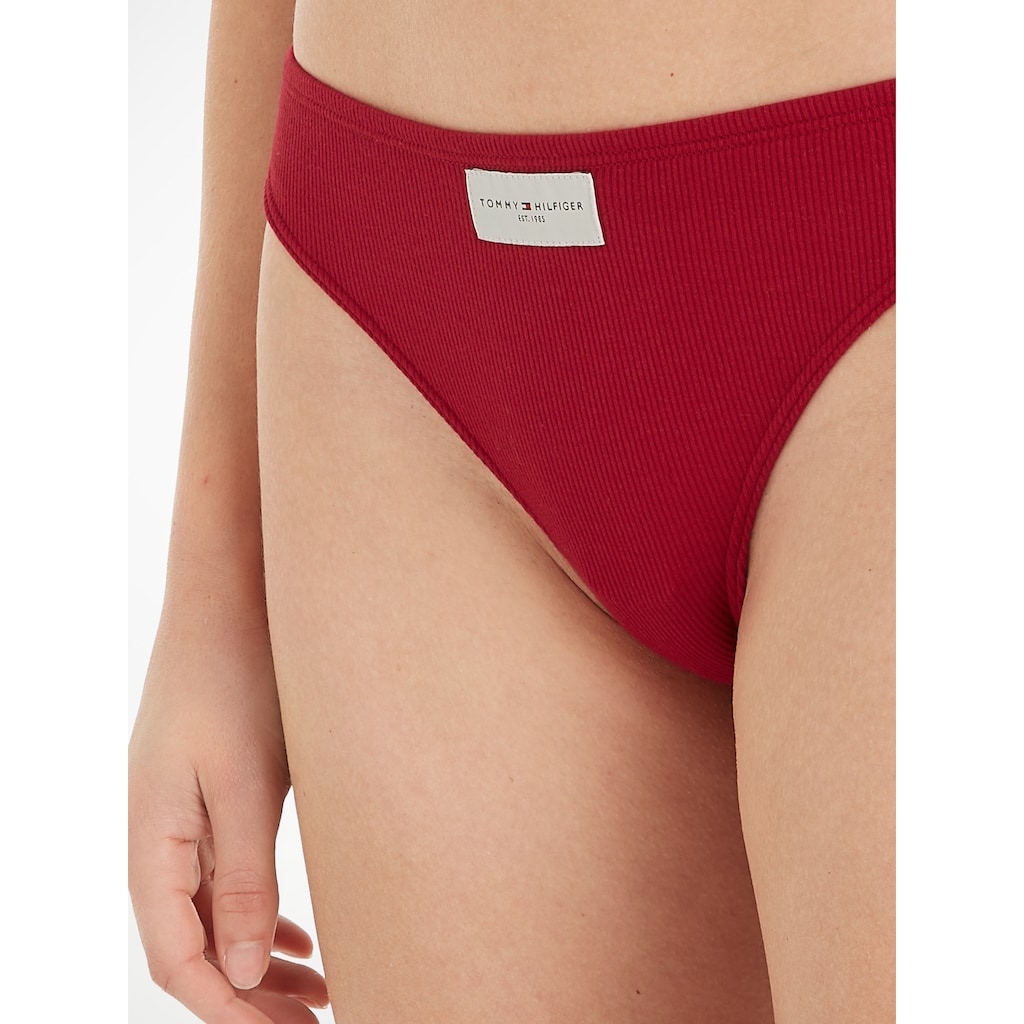 Tommy Hilfiger Underwear String »3P THONG (EXT. SIZE)«, (Packung, 3 St., 3er), in Rippoptik mit Tommy Hilfiger Logo-Badge