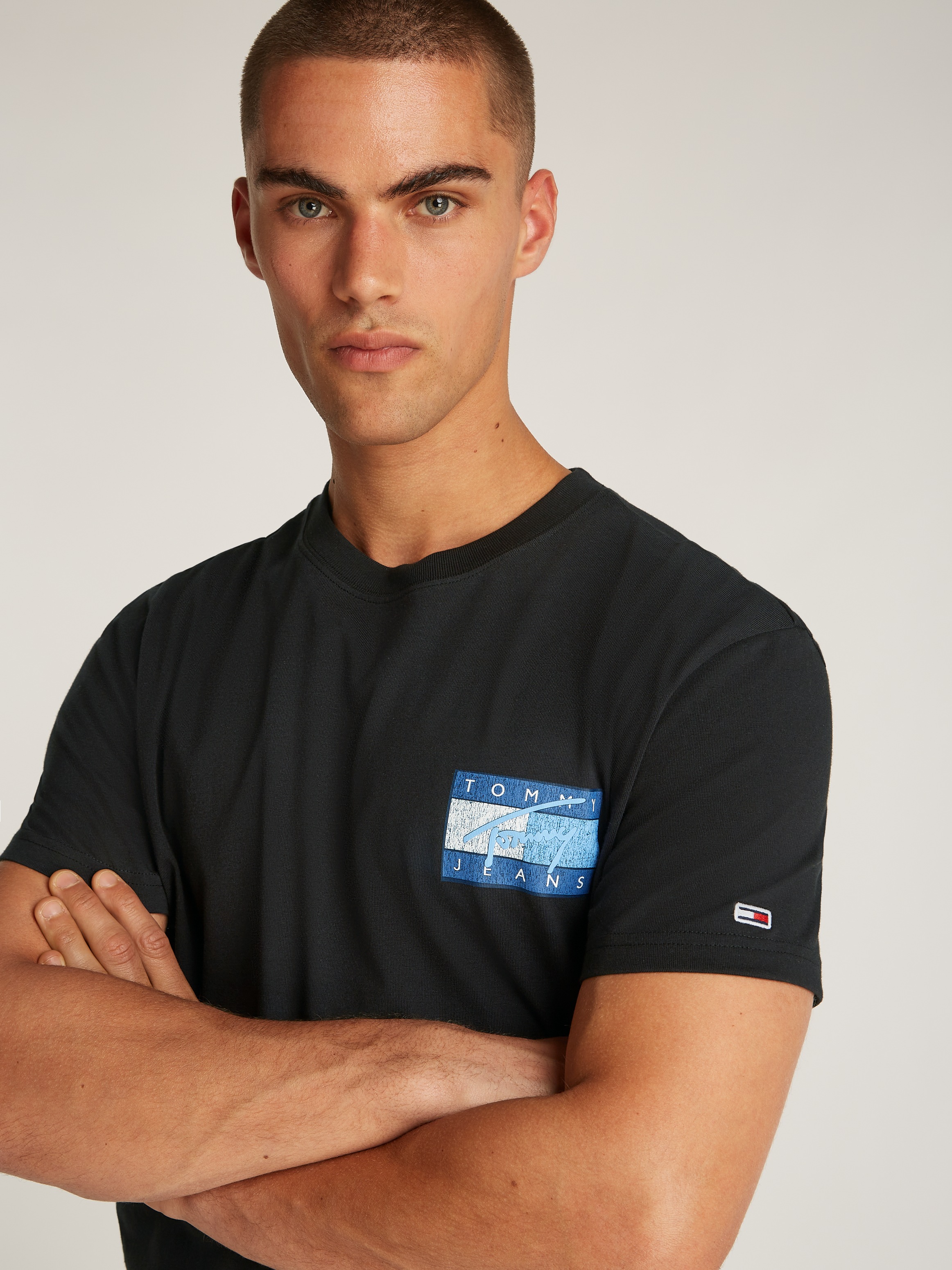 Tommy Jeans T-Shirt »TJM REG RWB FLAG TEE EXT«, mit großem Logo auf dem Rücken