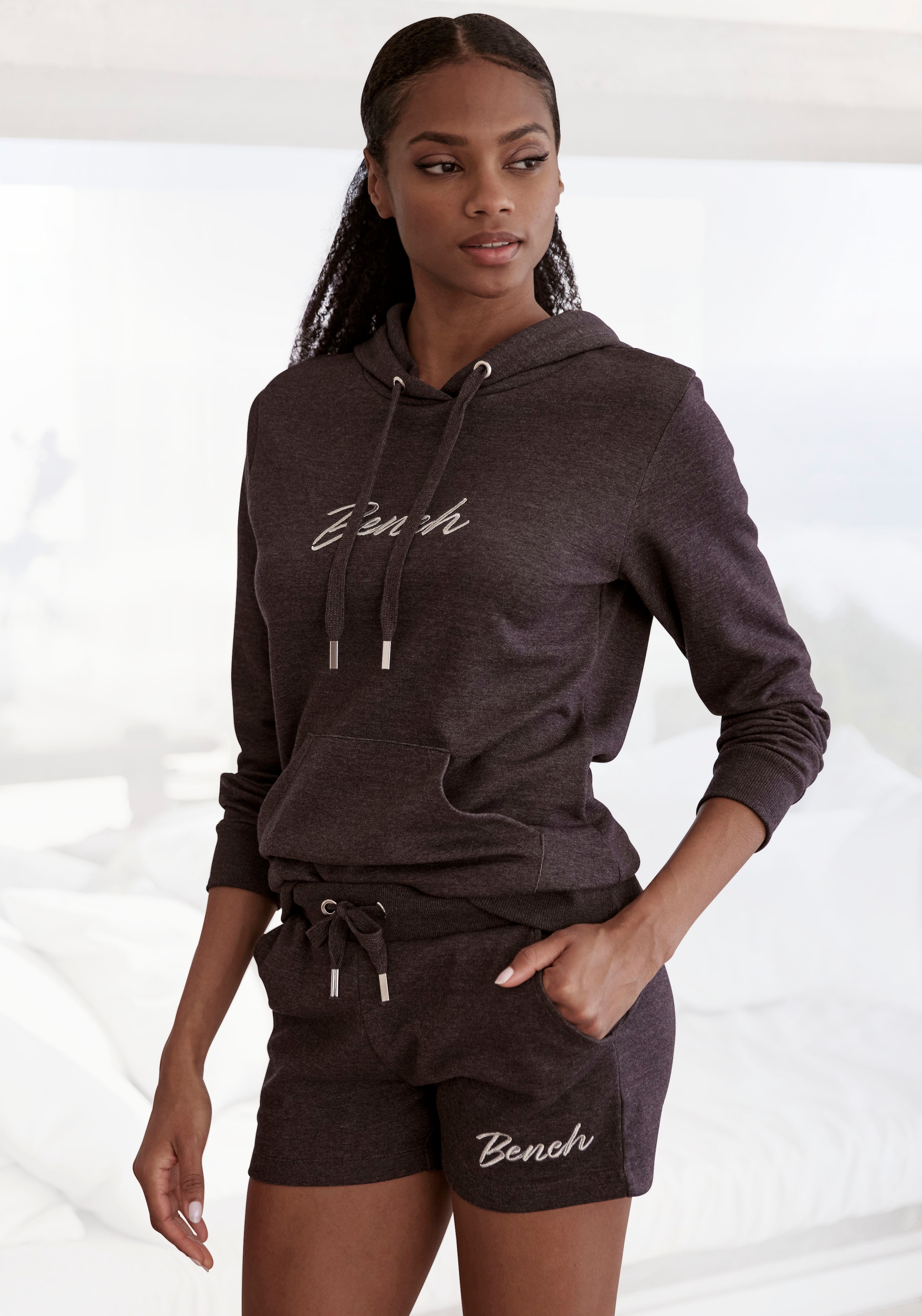 Bench. Loungewear Kapuzensweatshirt, mit glänzender Logostickerei, Loungewear, Loungeanzug