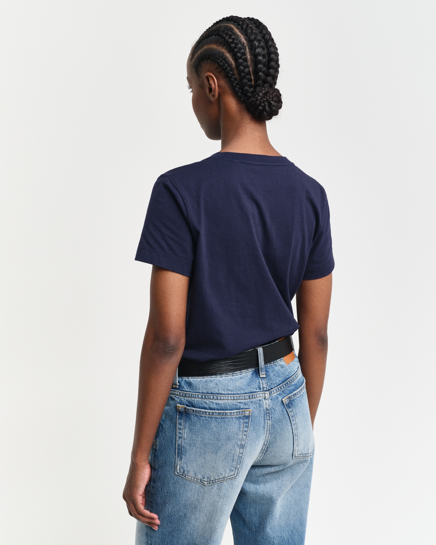 Gant T-Shirt »REG SHIELD KA V-NECK T-SHIRT«, mit einer kleinen Logostickerei auf der Brust