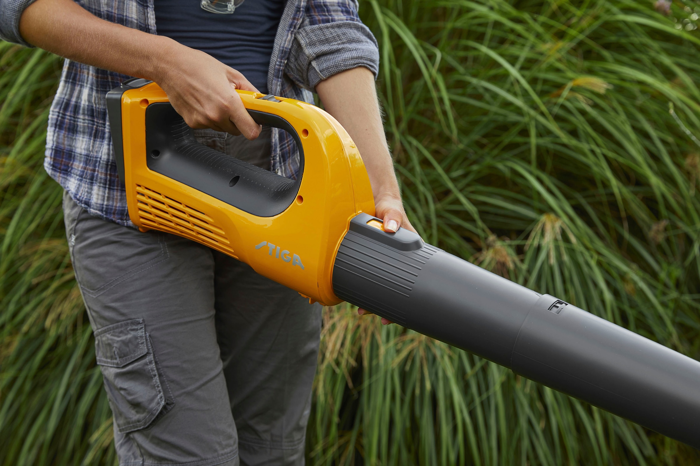 STIGA GARDEN Akku-Laubbläser »BL 100e«, (Spar-Set), 129 km/h Blasgeschwindigkeit, mit Akku 20V/4Ah und Ladegerät
