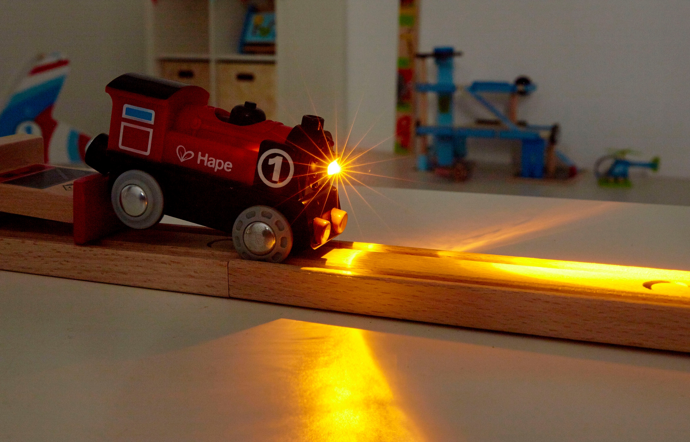 Hape Spielzeugeisenbahn-Lokomotive »Batteriebetriebene Lokomotive Nr. 1«, mit Licht- und Soundeffekt