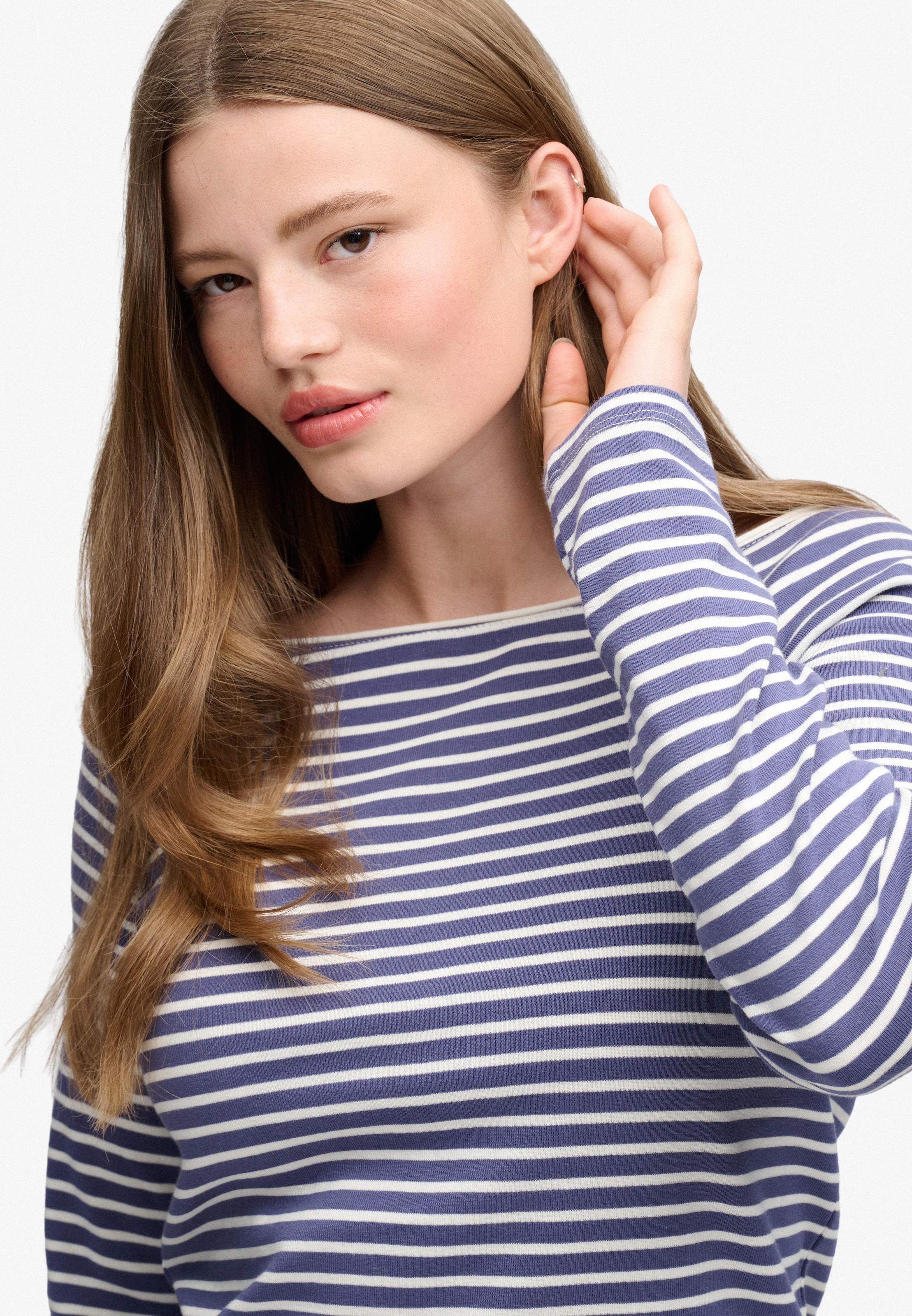 Superdry Langarmshirt »BARDOT OFF SHOULDER TOP« mit U-Boot Ausschnitt und Wellenkante am Bund, gesticktes Logo am Saum