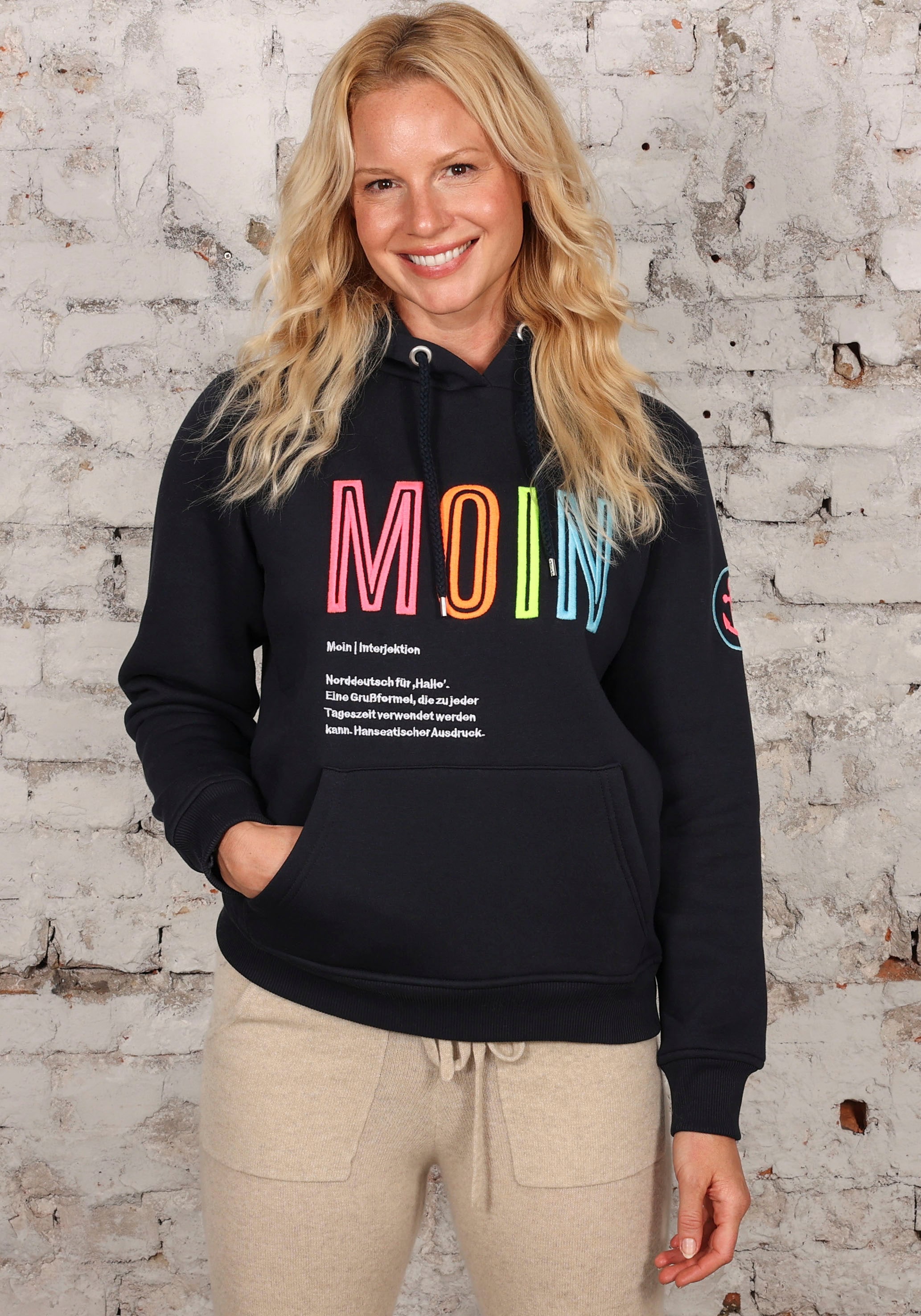 Sweatshirt, mit aufgesticktem „Moin“-Schriftzug in Neonfarben