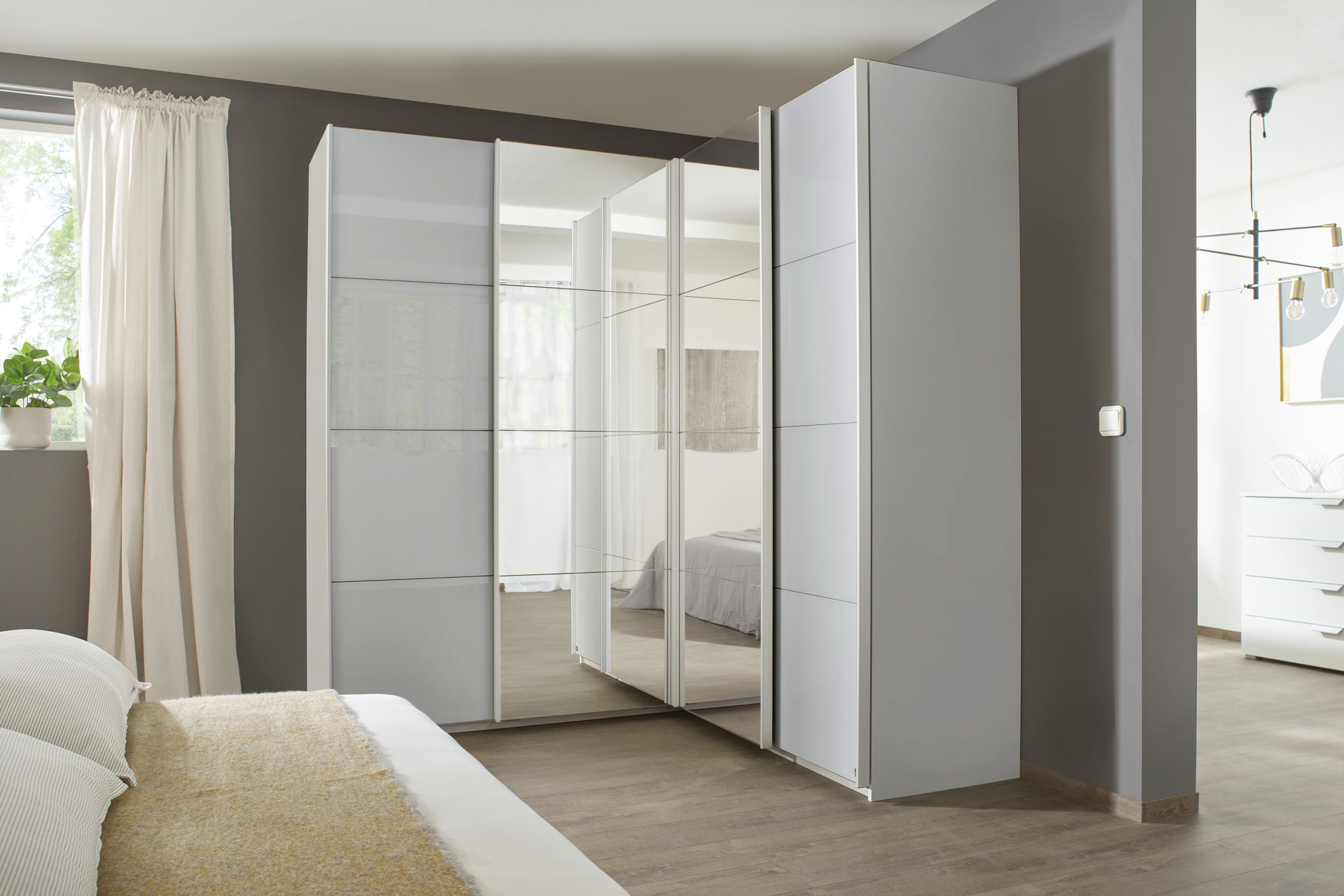 rauch Schwebetürenschrank "Kleiderschrank Garderobe Eckkleiderschrank QUADRA mit edler Glasfront" Maß 181x187 cm, Höhen 210/229 cm, inkl. Soft-Close-Funktion, extra großer Eckschrank inkl. Schubladeneinsatz MADE IN GERMANY