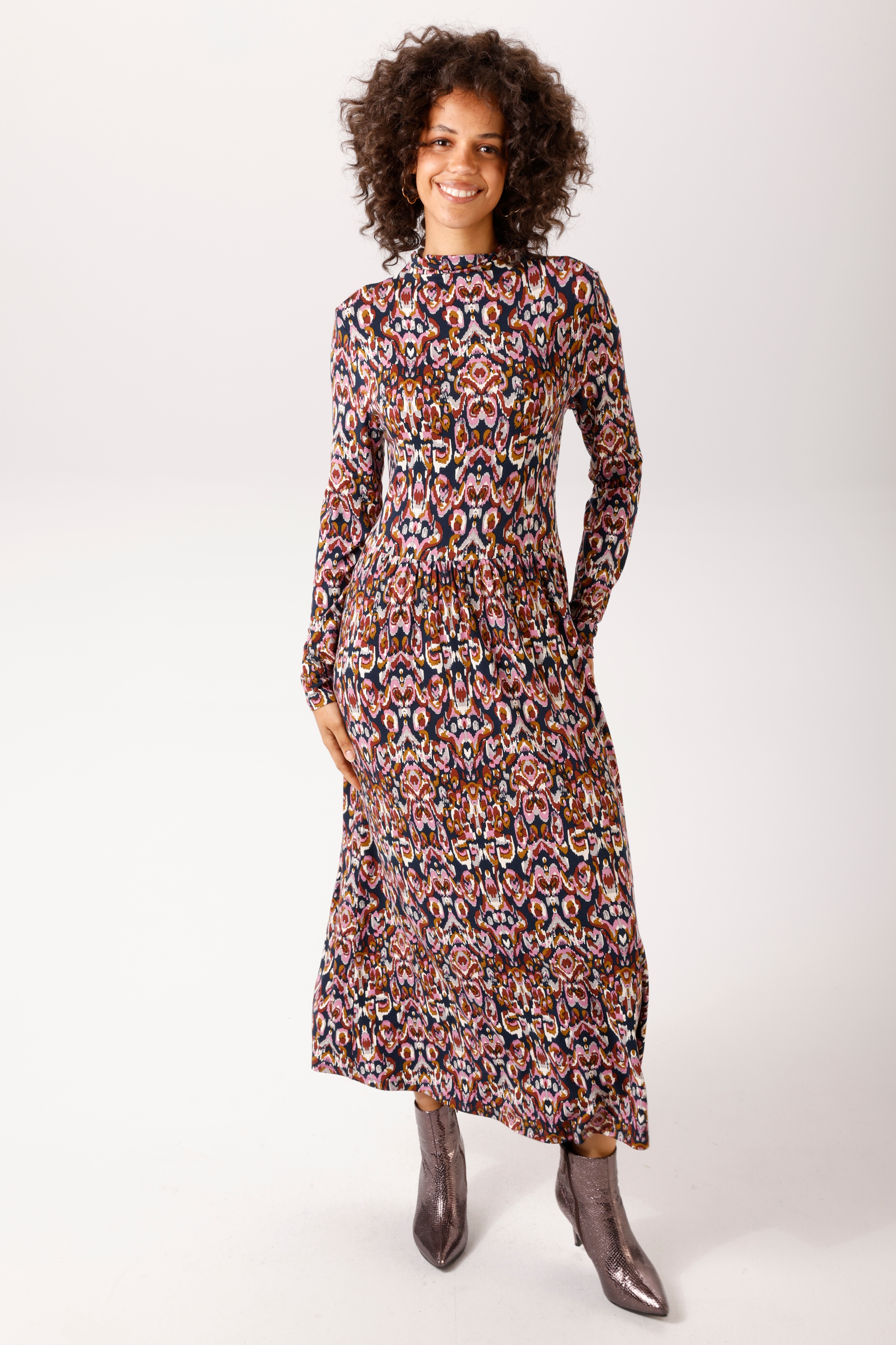 Aniston CASUAL Jerseykleid mit trendfarbenem, grafischen Druck - NEUE KOLLEKTION