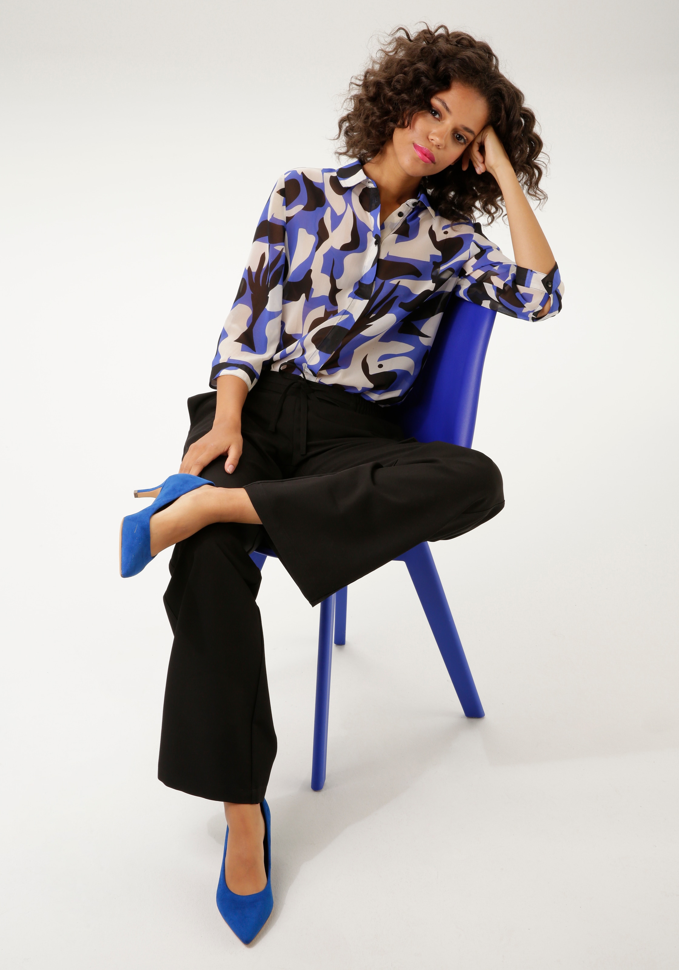 CASUAL Druck Aniston BAUR bestellen Hemdbluse, ausdrucksstarkem, für | KOLLEKTION graphischem NEUE mit -