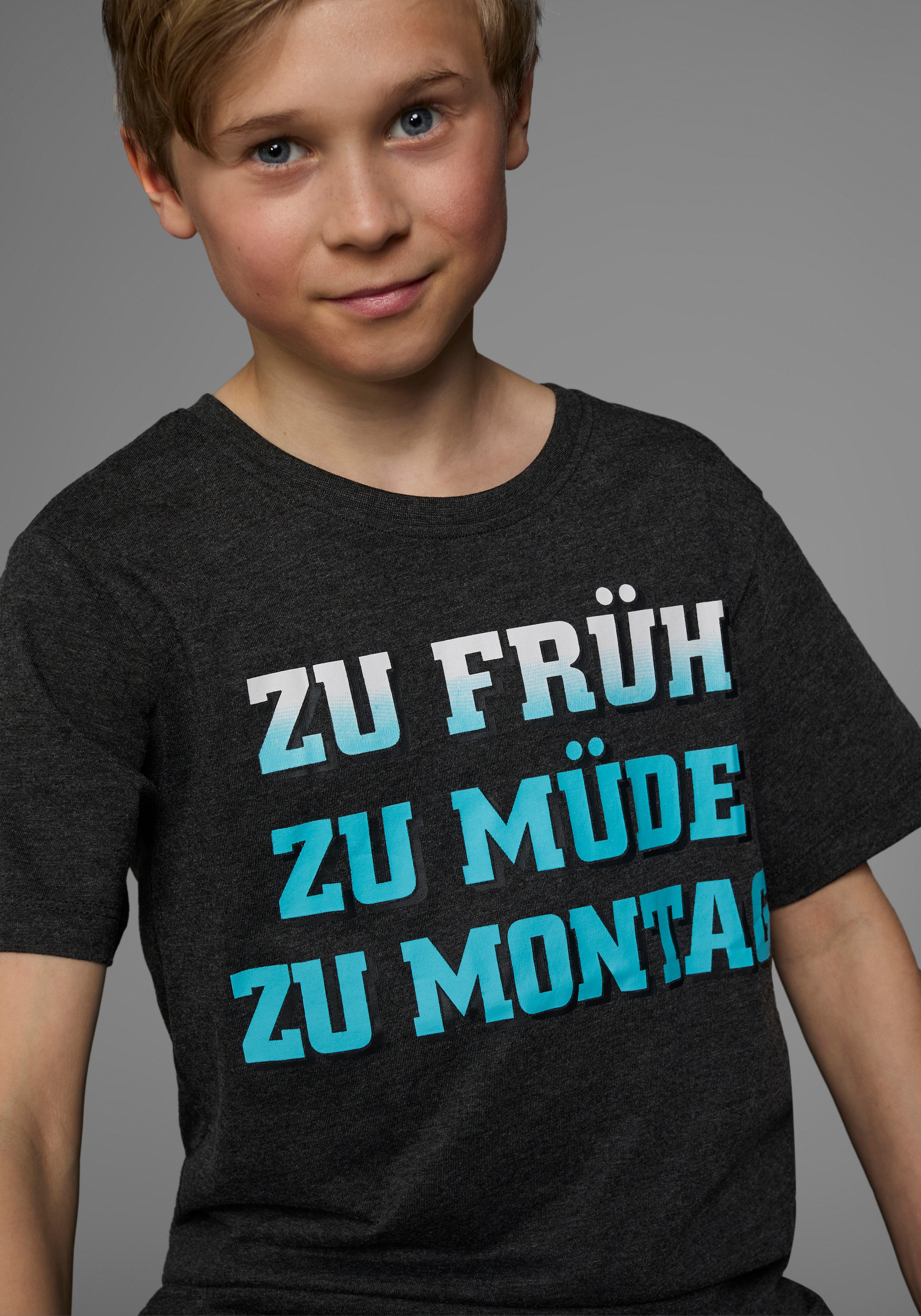 Thumbnail - KIDSWORLD T-Shirt "Mit Spruch: ZU FRÜH, ZU MÜDE..." Kurzarm, Basic-Passform, mit stylischem Print, Rundhalsausschnitt