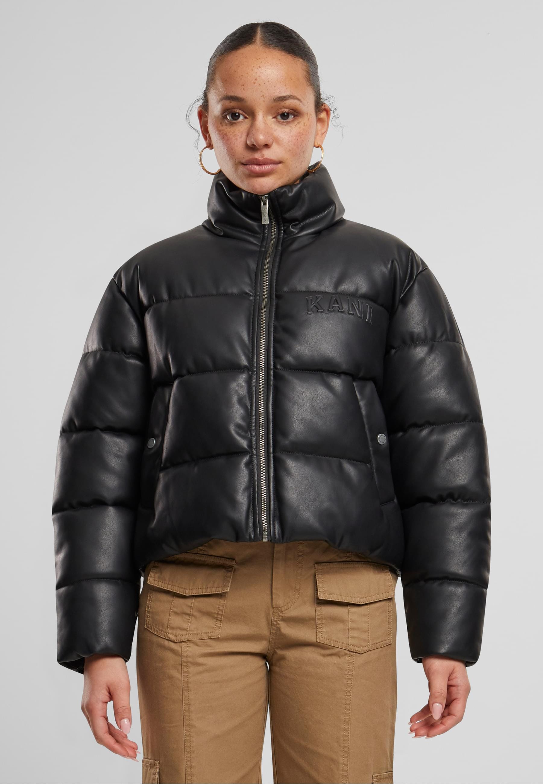 Karl Kani Winterjacke »Karl Kani Karl Kani Serif Crop PU Puffer Jacket«, (1 St.), ohne Kapuze
