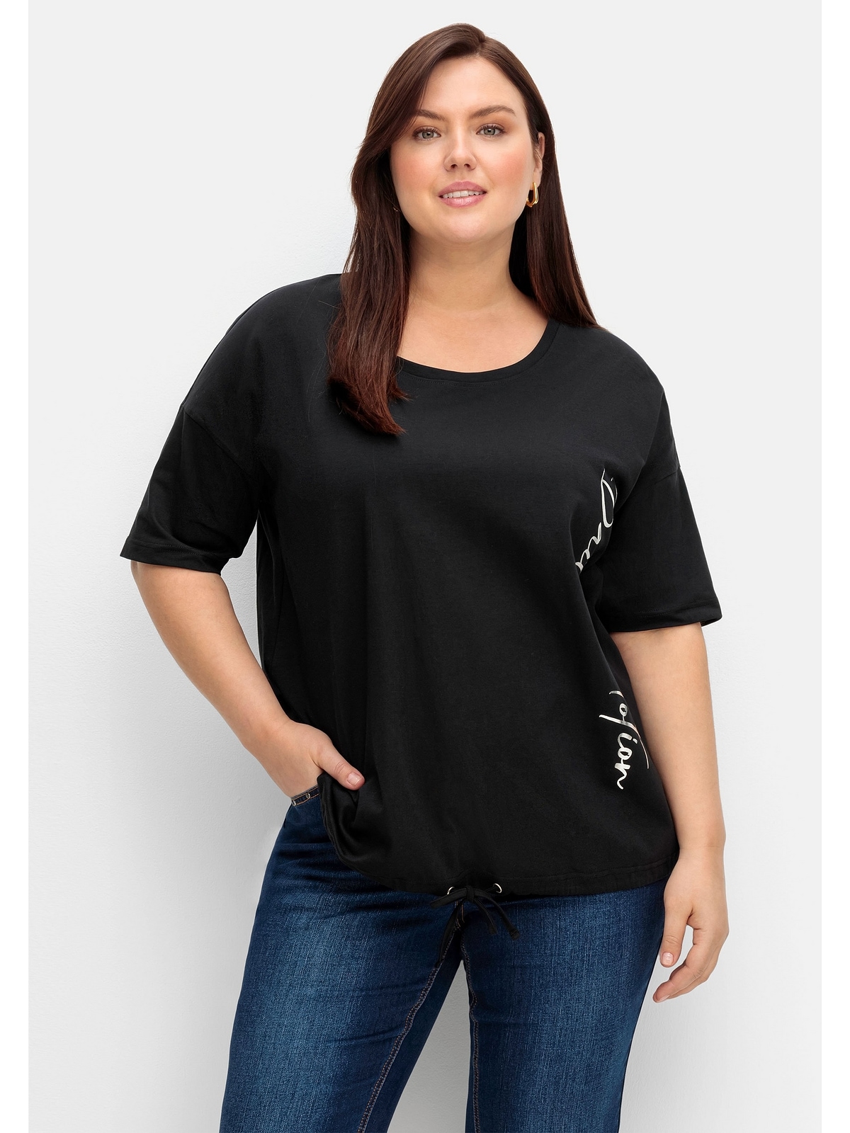 mit Tunnelzug Sheego BAUR bestellen Schriftzug »Große und seitlichem | T-Shirt Größen«,
