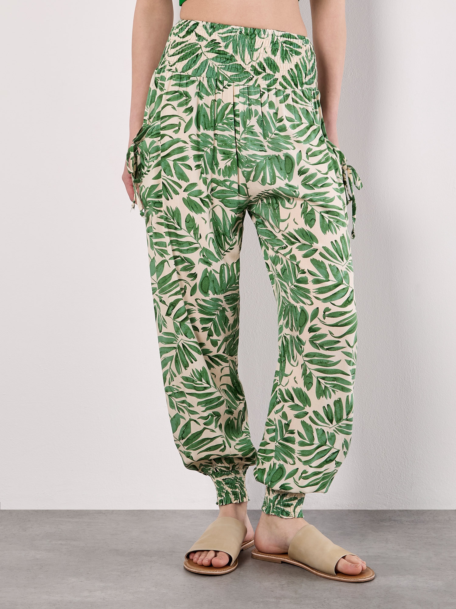 Apricot Jogger Pants "Jogginghose mit tropischem Blattmuster"