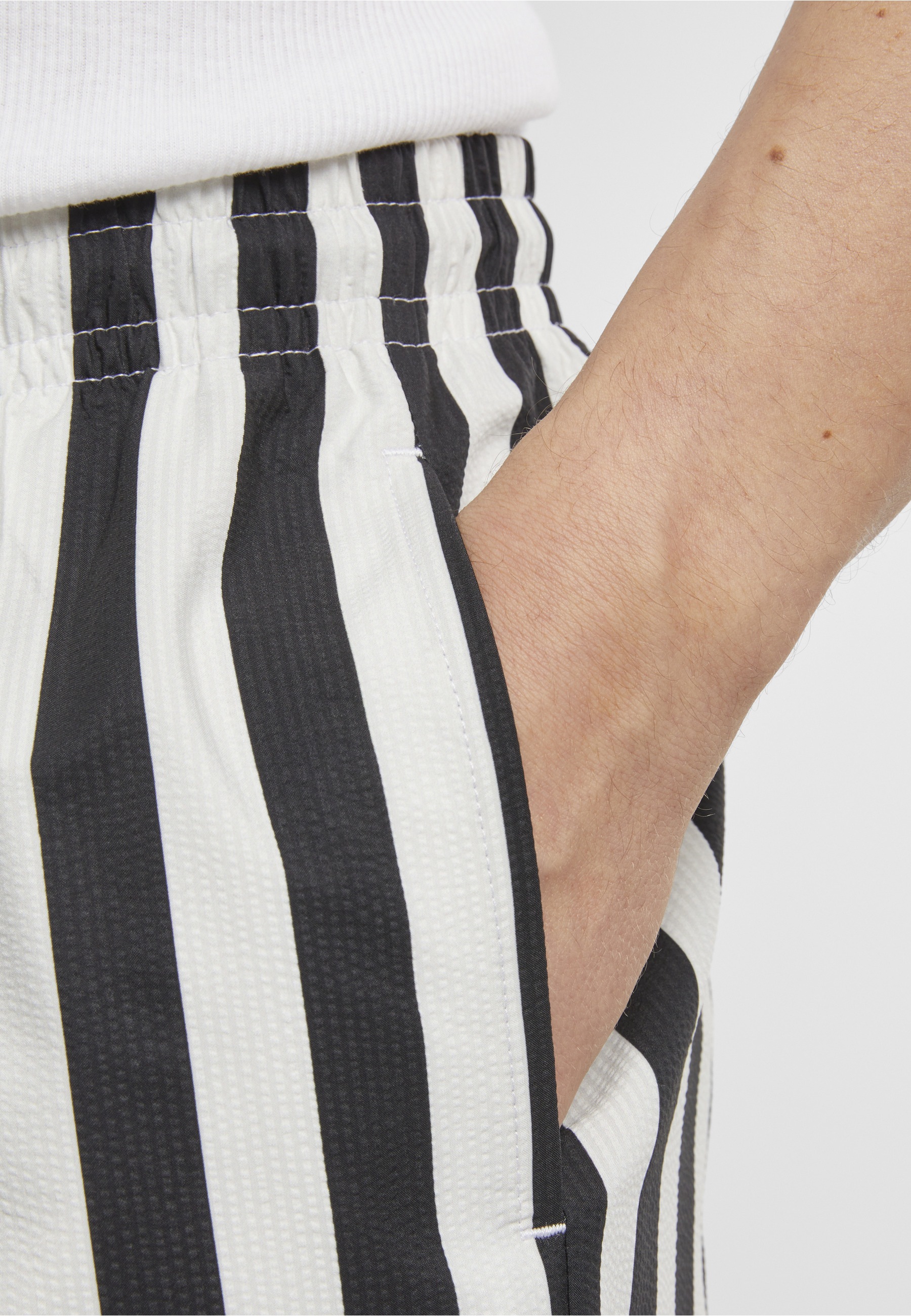 URBAN CLASSICS Badeshorts »Urban Classics Striped Seersucker Swim Shorts«