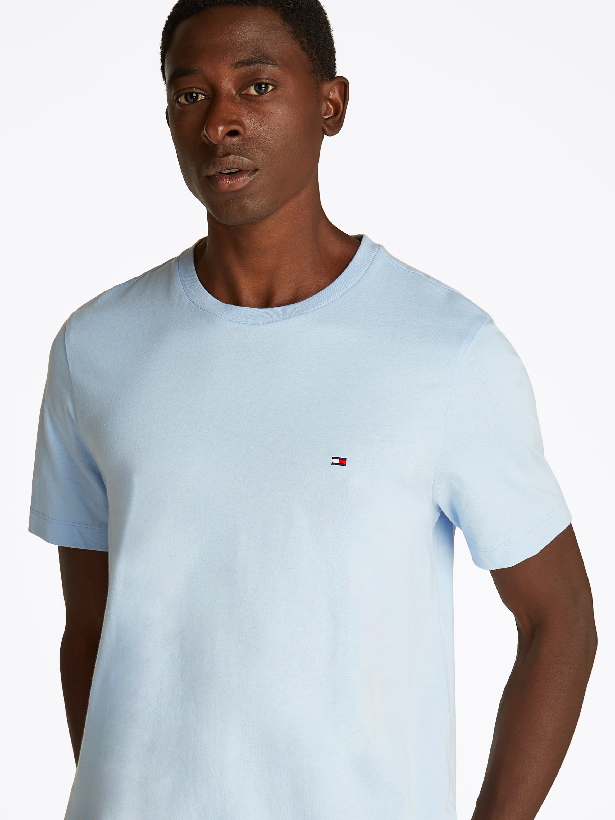 Tommy Hilfiger T-Shirt »ESSENTIAL REG FIT SOLID TEE mit Stickerei und Rundhals«, unifarben, casual, regular fit, Baumwolle, Rundhals