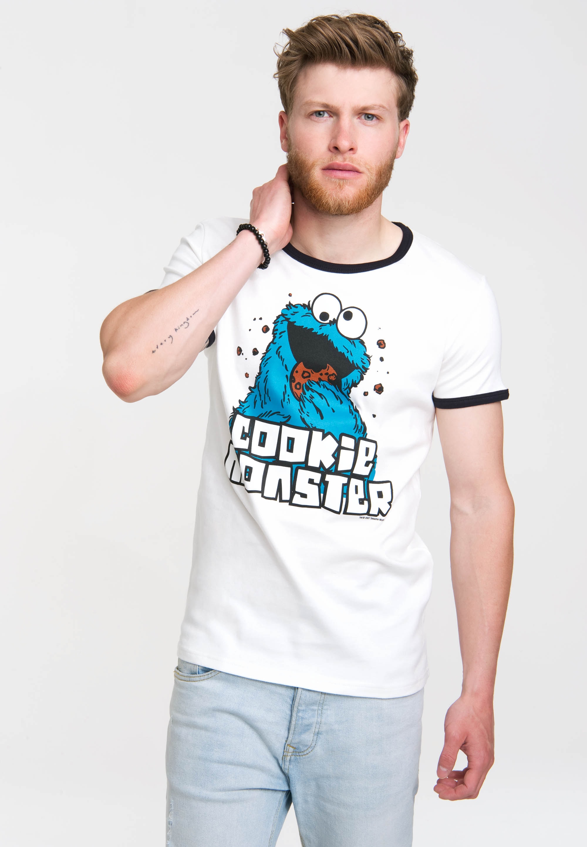 LOGOSHIRT T-Shirt »Cookie Monster«, mit farblich abgesetzten Bündchen