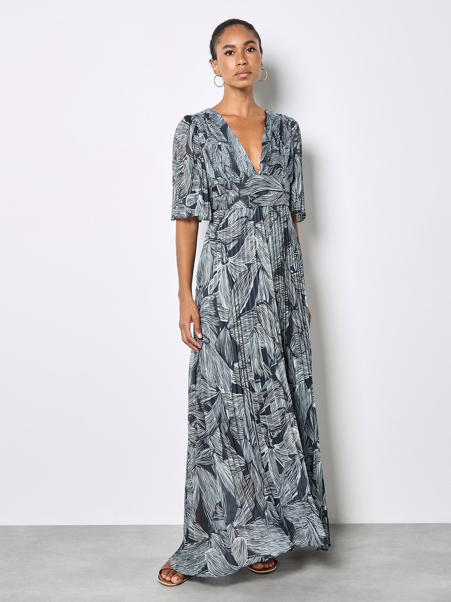 Apricot Maxikleid "Maxikleid aus schimmerndem Chiffon" mit Blumenmuster und Metallfaden