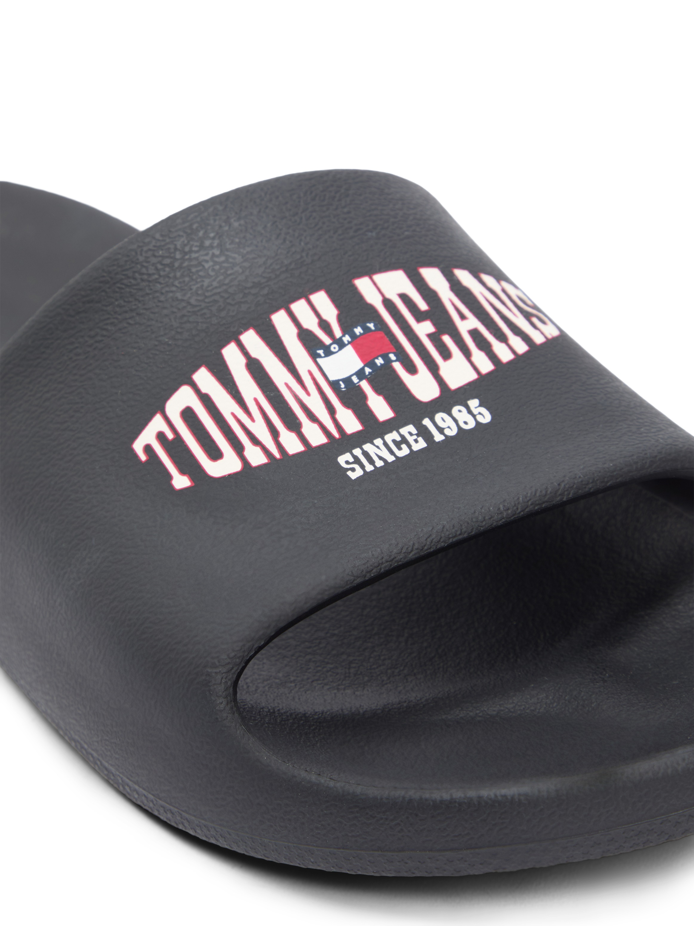 Tommy Jeans Pantolette »TJM INJECTED SANDAL«  Sommerschuh, Strandschuh, Flat mit Logoemblem - in schmaler Form