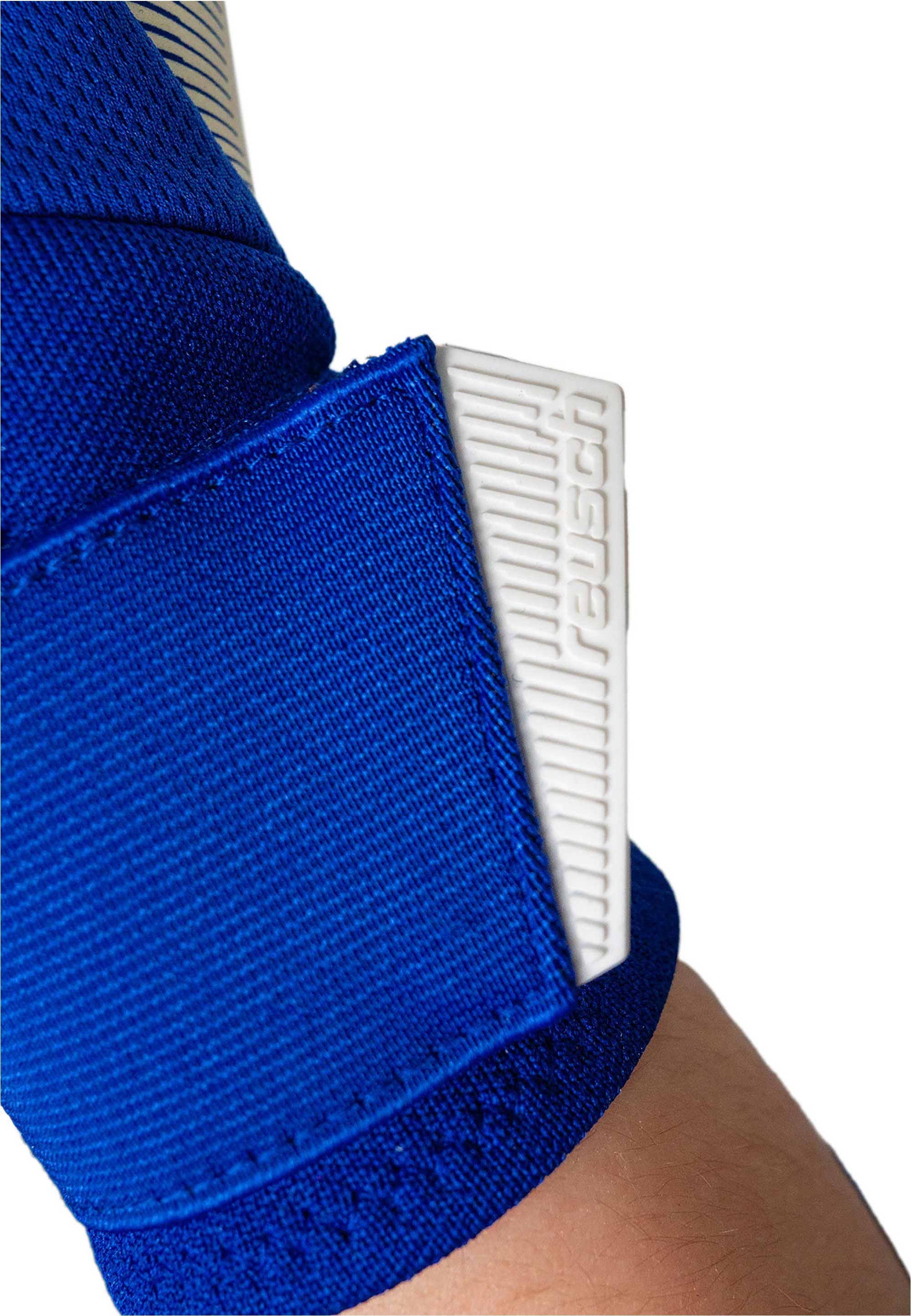 Reusch Torwarthandschuhe »Attrakt Gold X NC Gravity« mit beeindruckender Haftung