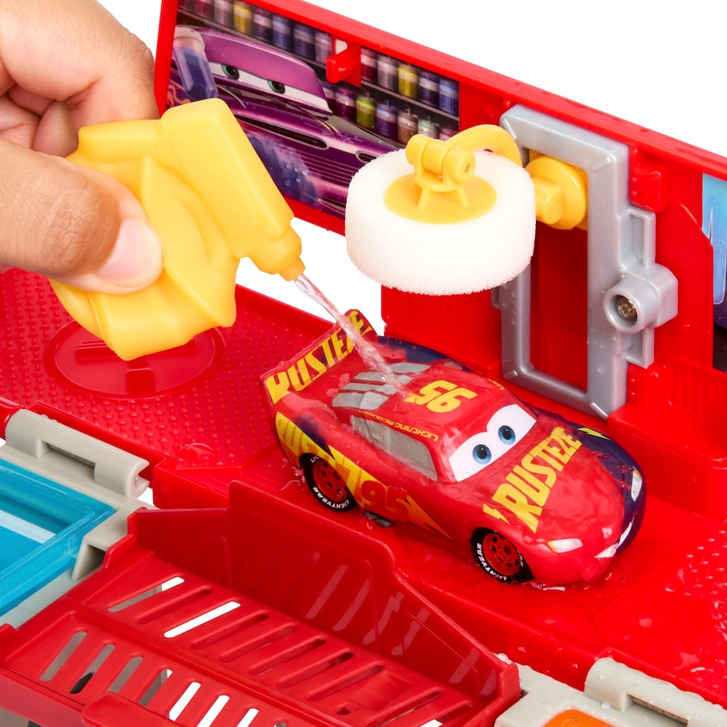 Mattel® Spielzeug-LKW »Disney und Pixar Cars, Lackiererei Mack mit 1 Spielzeugauto«