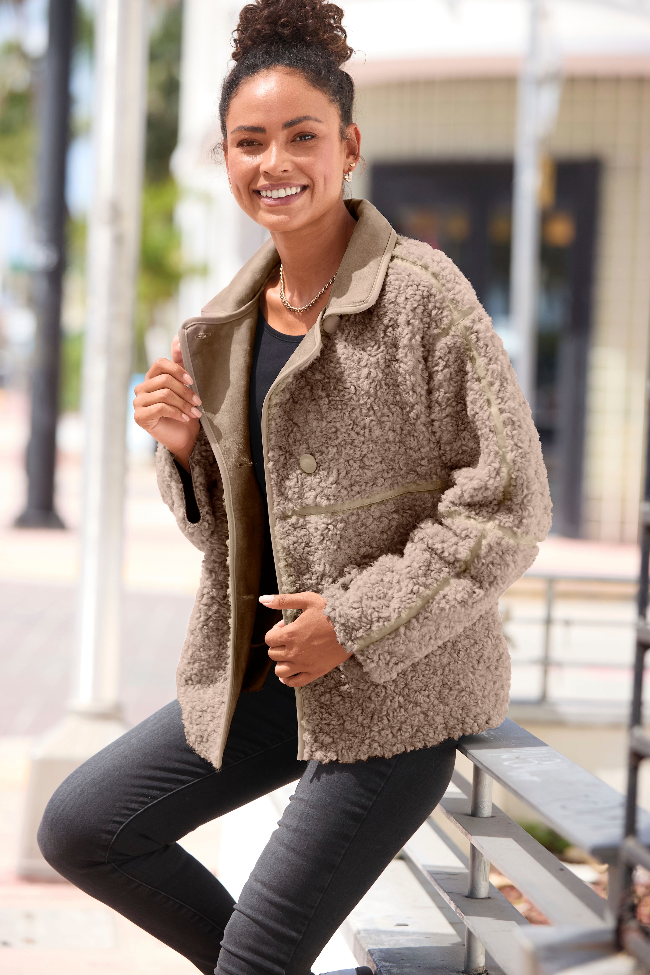 LASCANA Fellimitatjacke "mit Lederimitat-Einsätzen und Knopfleiste, Teddyjacke" Sherpa-Jacke aus Teddyplüsch mit Taschen, Übergangsjacke, Oversize