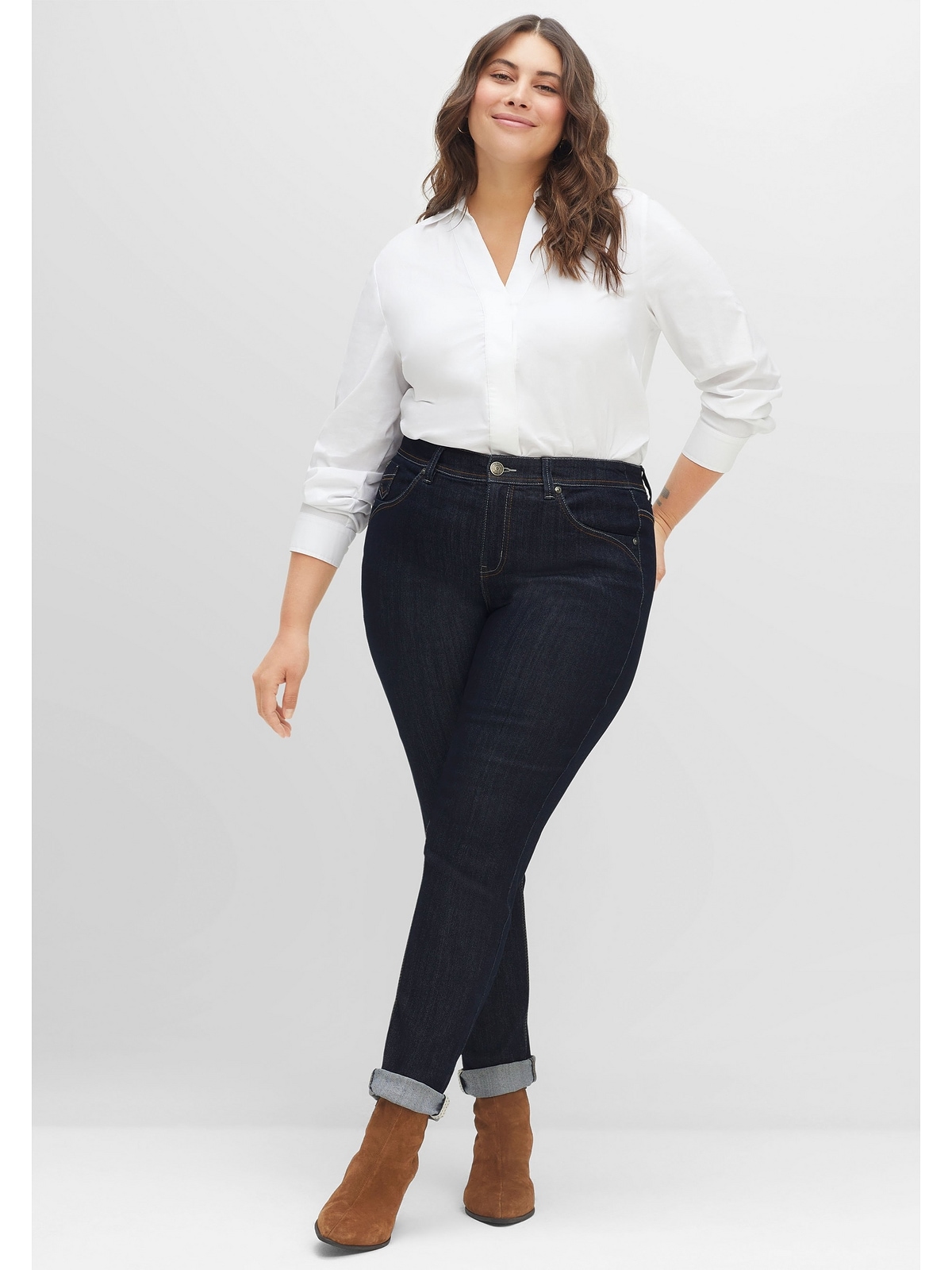 Sheego Stretch-Jeans »Große mit Schmale« Kontrastnähten zweifarbigen für BAUR | bestellen Größen«, »Die