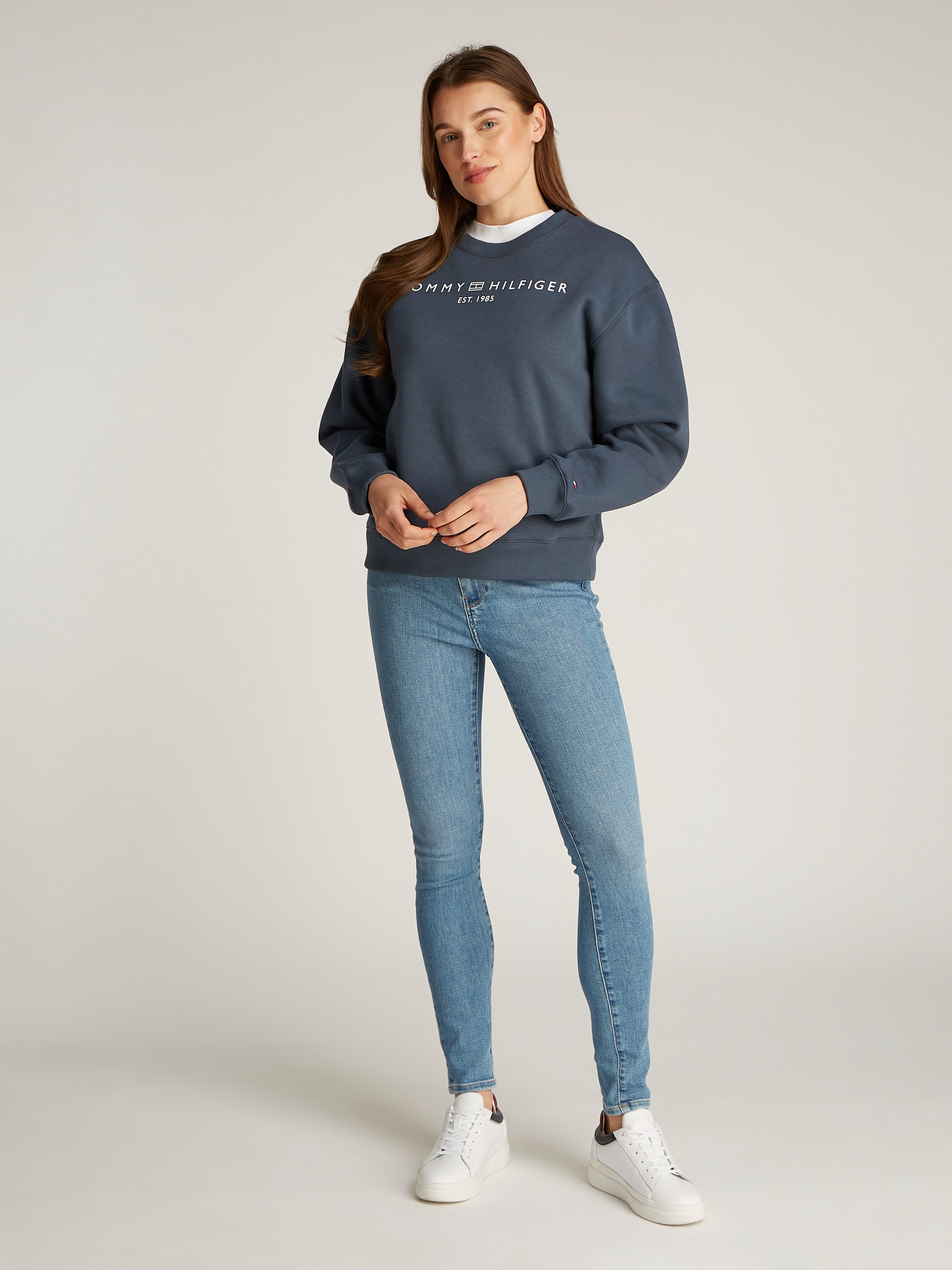 Tommy Hilfiger Sweatshirt »MDRN REG CORP LOGO C-NK SWTSHRT«, mit Logoschriftzug