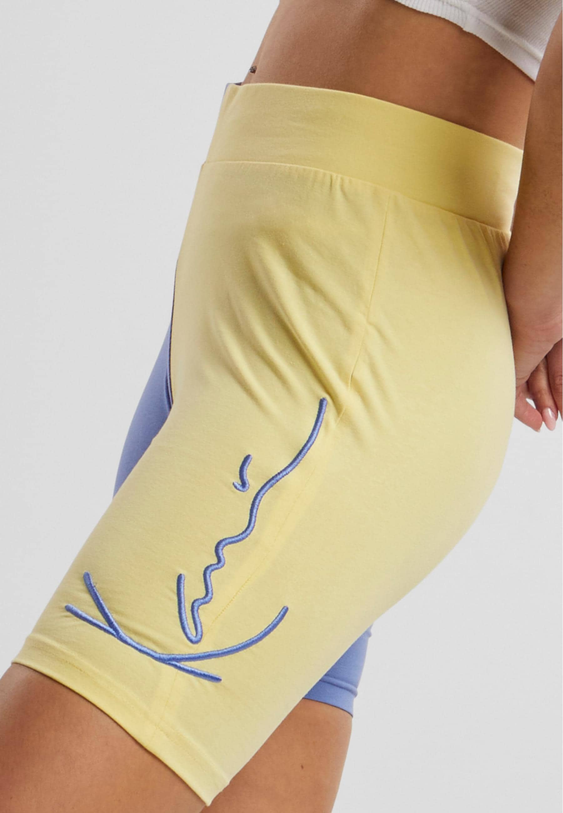 Karl Kani Radlerhose »Karl Kani Damen KKWQ22121BLU Signature Block Cycling Shorts«, (1 tlg.)