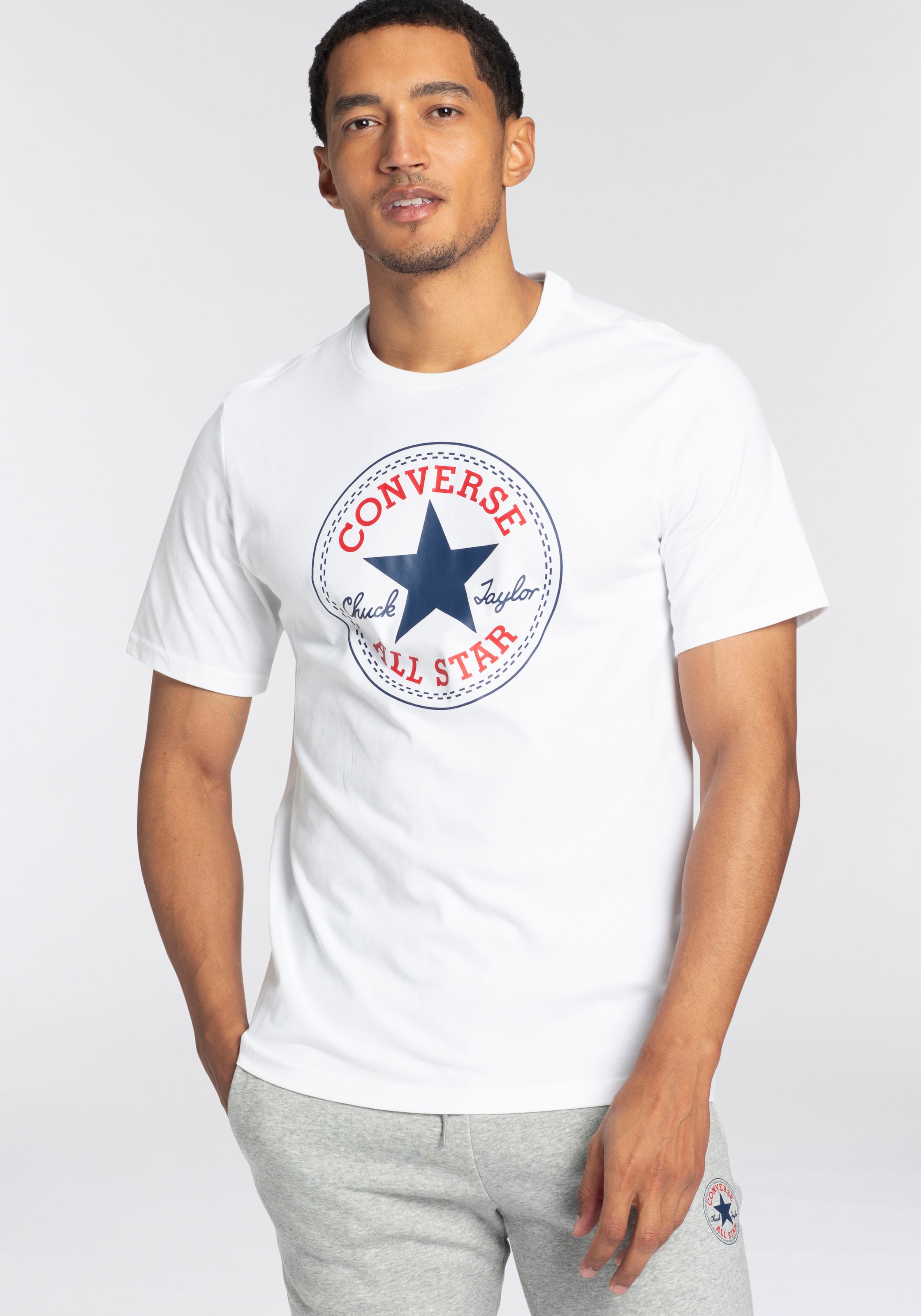 Converse T-Shirt "CONVERSE GO-TO ALL STAR PATCH STANDARD-FIT T-SHIRT" mit Rundhalsausschnitt, Kurzarm-Design, aus Baumwolle