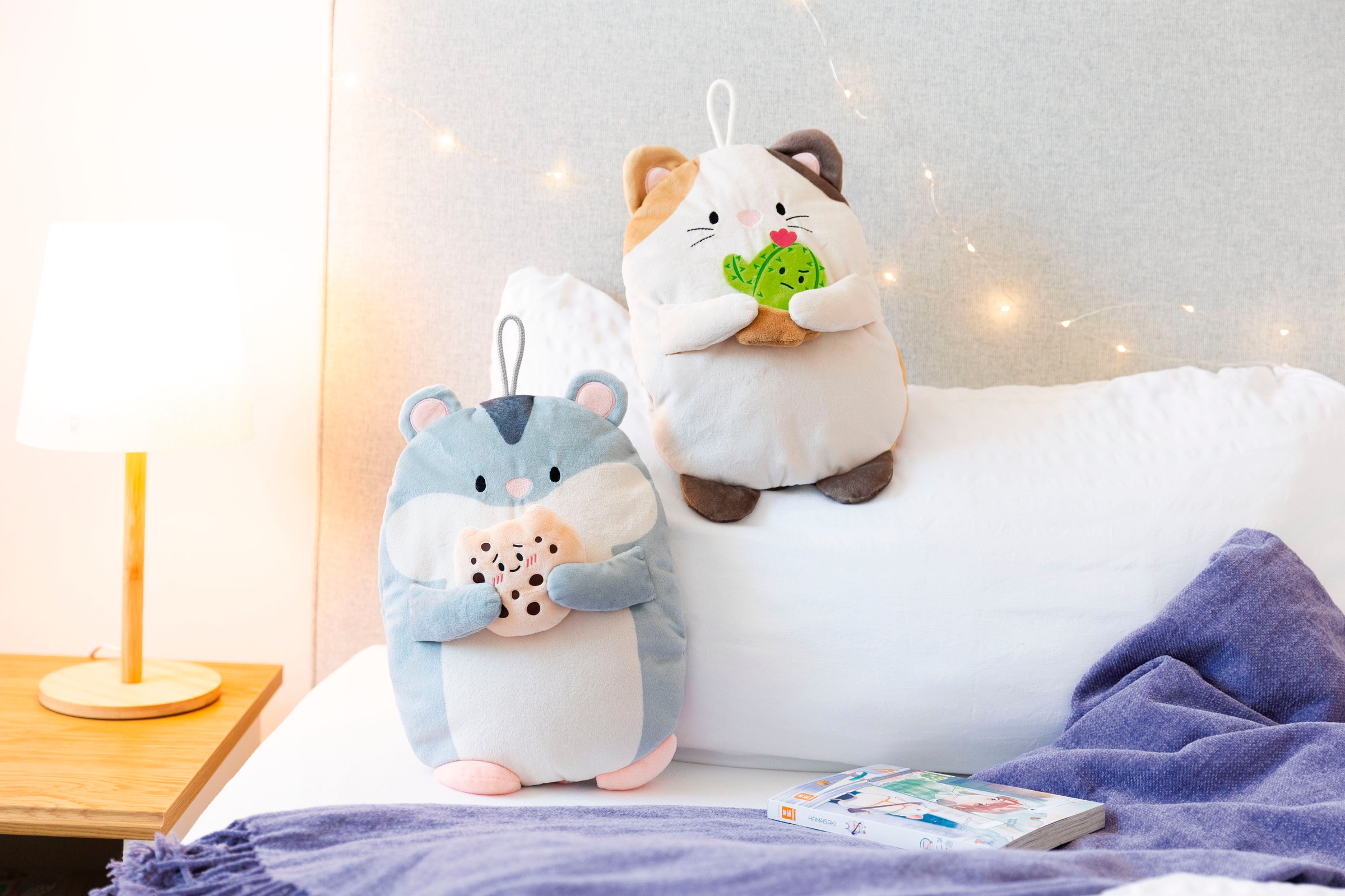 Nici Wärmflasche »mymochi Hamster Shai mit Cookie, 300 ml, 30 cm«, 2in1 - Kuscheltier & Wärmflasche in einem; enthält recyceltes Material