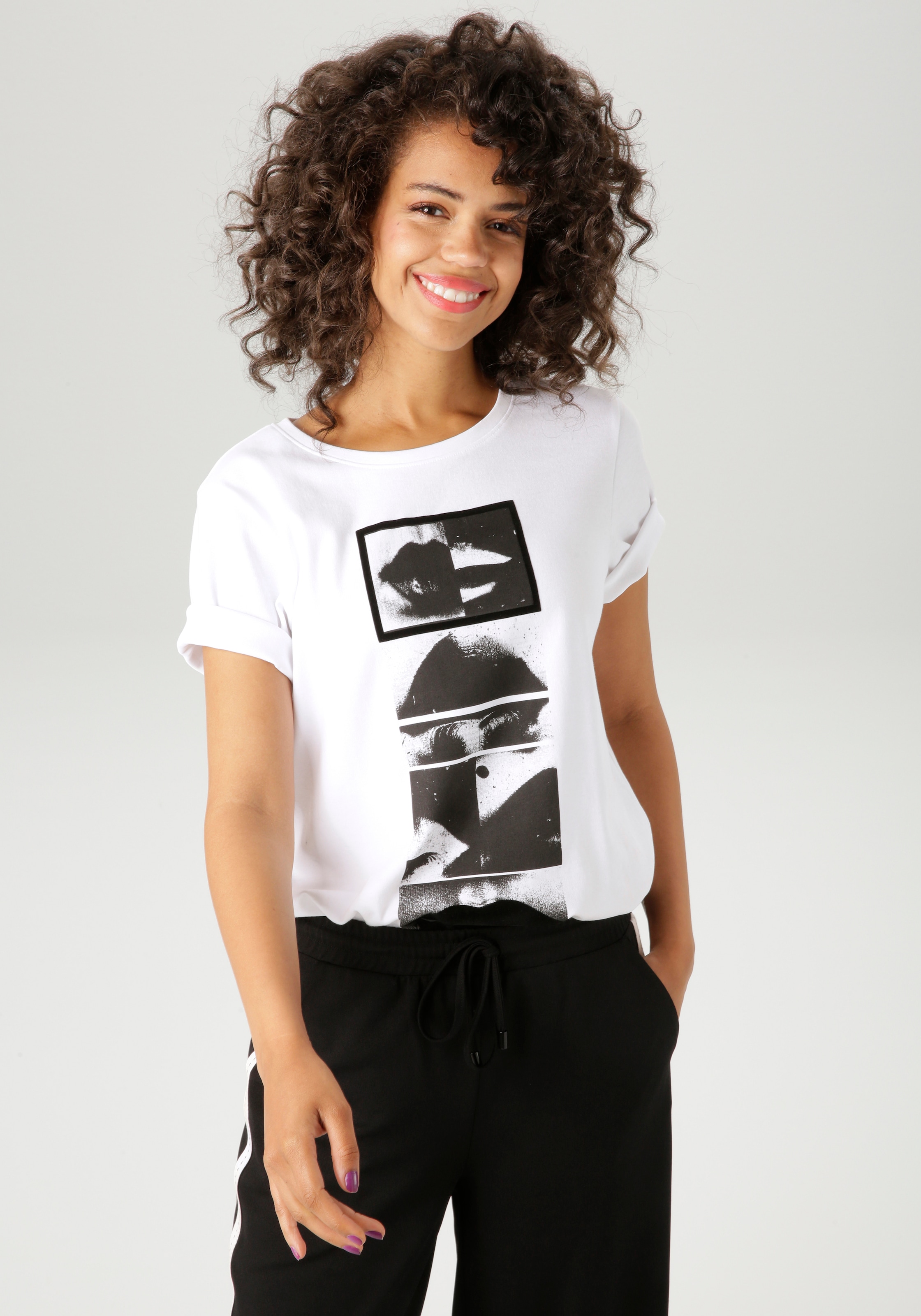 Aniston CASUAL T-Shirt mit Samt verziertem, extravaganten Frontdruck günstig online kaufen