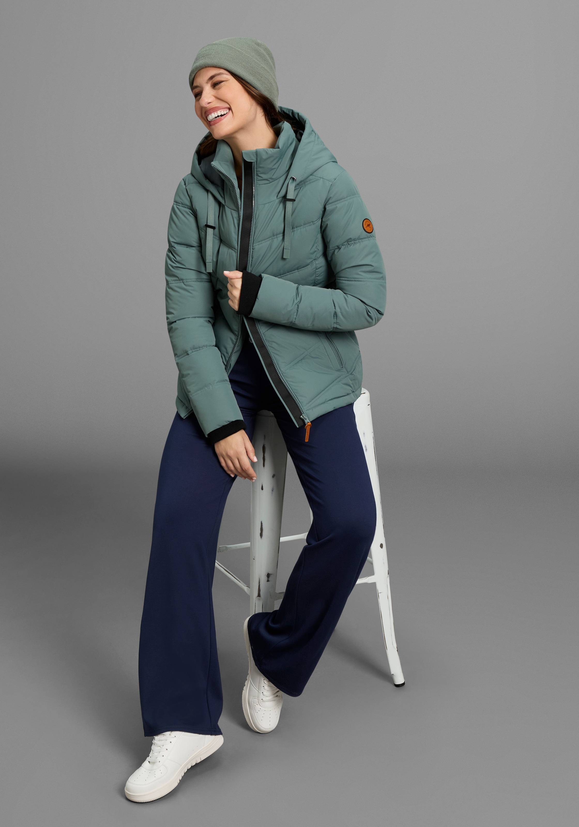 KangaROOS Winterjacke, mit Kapuze, mit Kapuze und Kordelzug, Reißverschlusstaschen und Innentasche