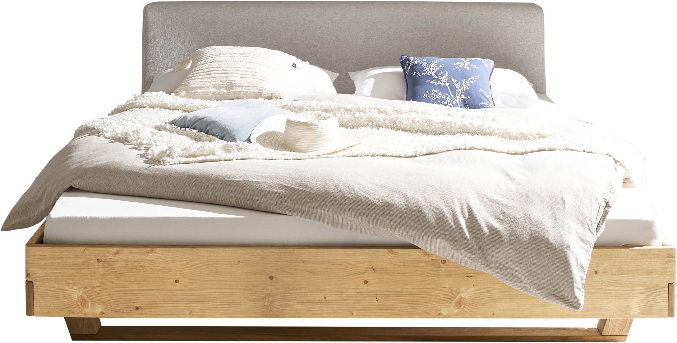 Schlafkontor Massivholzbett »Tisa«, 180x200 cm, Bett-Kopfteil mit Stoffbezug in hellgrau
