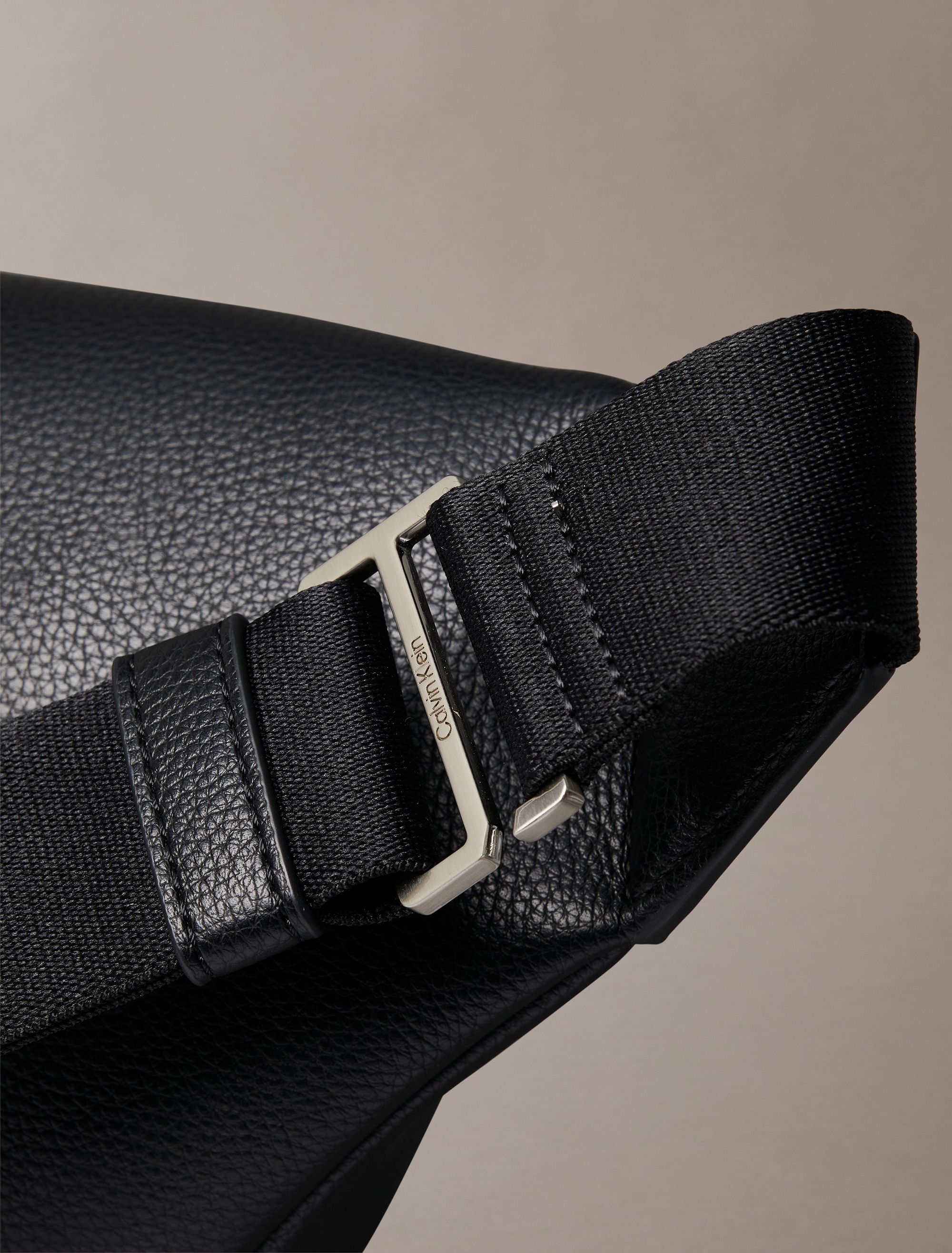 Calvin Klein Gürteltasche »RAISED WAISTBAG«, Herren Crossbodybag, Schultertasche, Umhängetasche mit Logoschriftzug