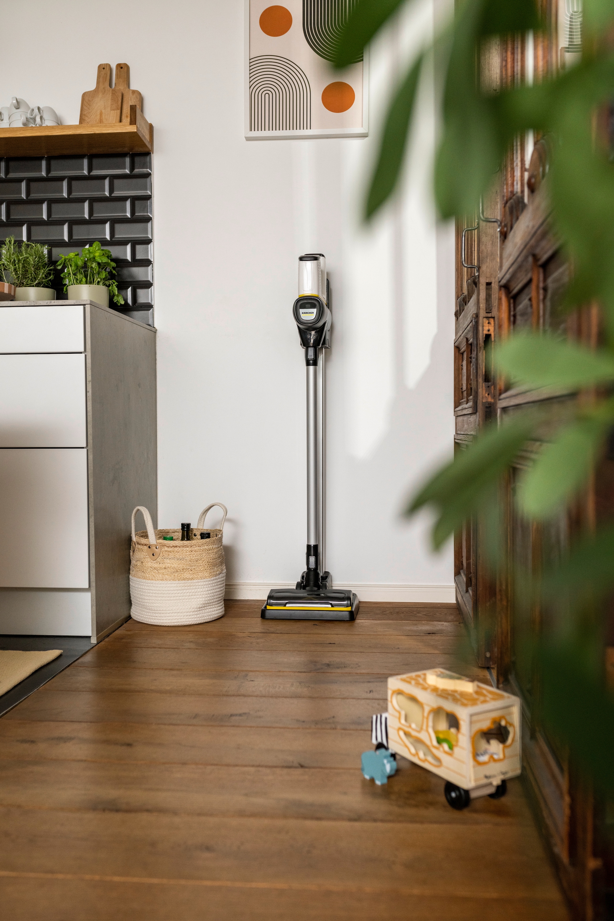 KÄRCHER Akku-Stielstaubsauger »VC 6 Cordless ourFamily Car«, beutellos, inkl. Akku und Wandhalterung mit Ladefunktion