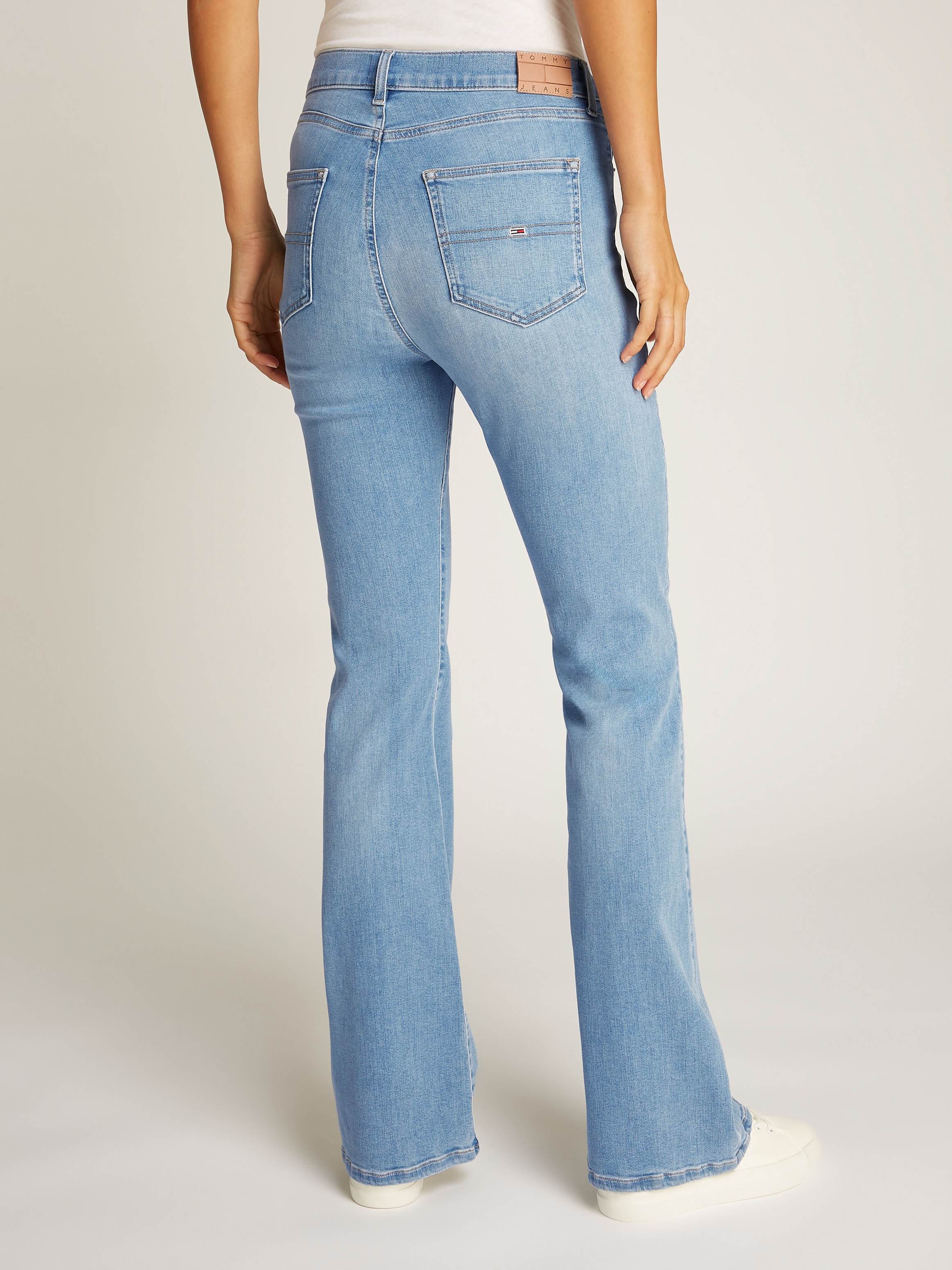 Tommy Jeans Slim-fit-Jeans »Sylvia High Rise Flare«, mit Logo-Badge