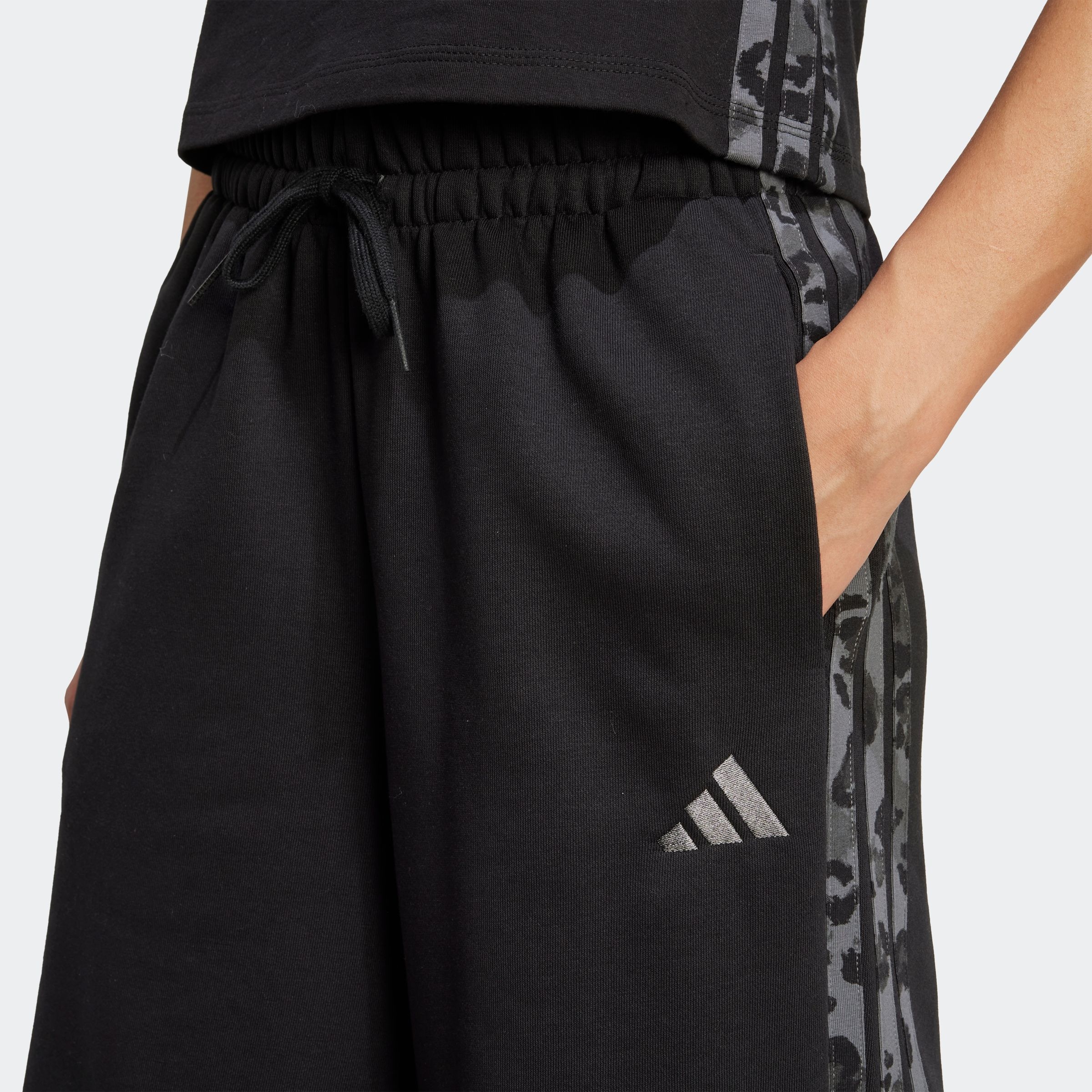 adidas Sportswear Sporthose »W AOP FT PT«, (1 tlg.), Locker geschnitten mit weitem Bein, Tierprint-Details