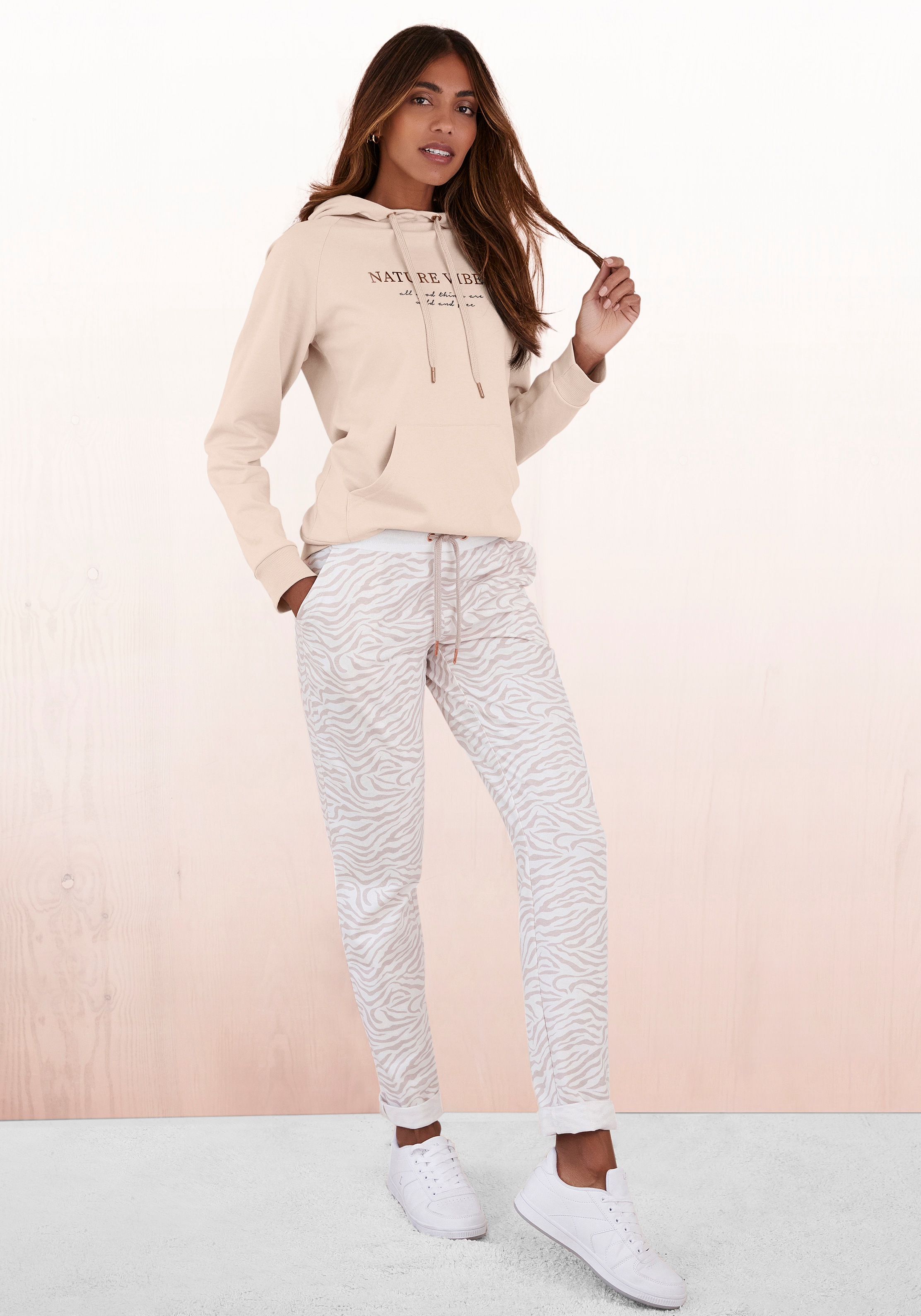 Thumbnail - LASCANA Hoodie, mit Kängurutasche, Loungewear