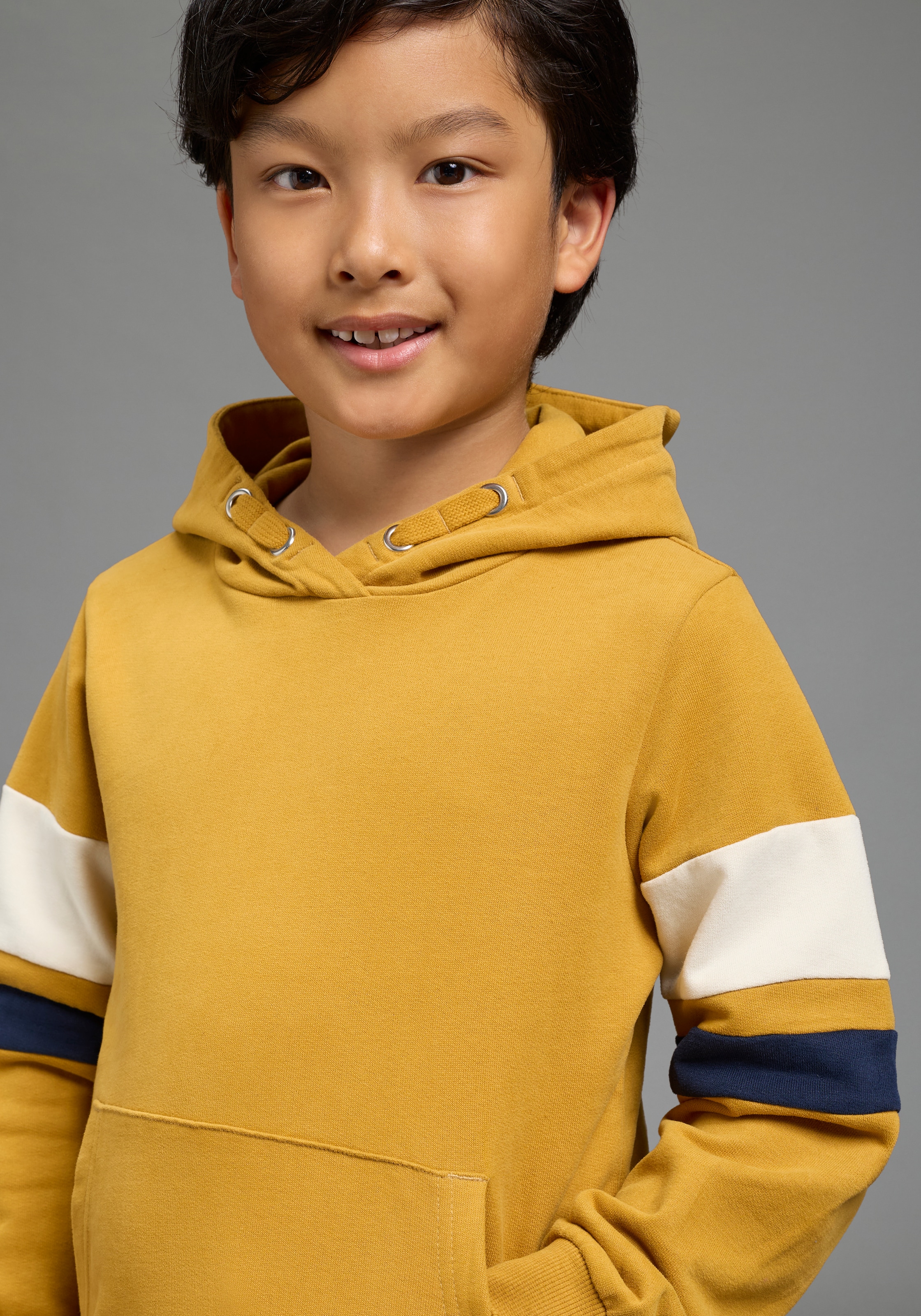 Scout Kapuzensweatshirt »Hoodie in colorblocking Look - NEU von SCOUT«, Sweatshirt mit kontrastfarbigen Ärmeleinsätzen, für Jungen

