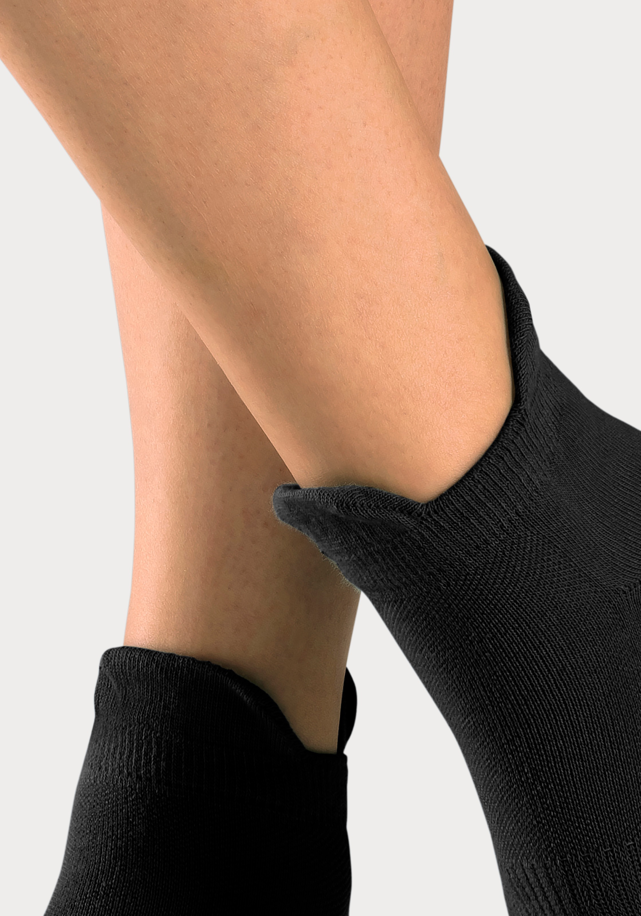 Bench. Sneakersocken, (Packung, 6 Paar), mit feiner Mesh Konstruktion und Mittelfußgummi