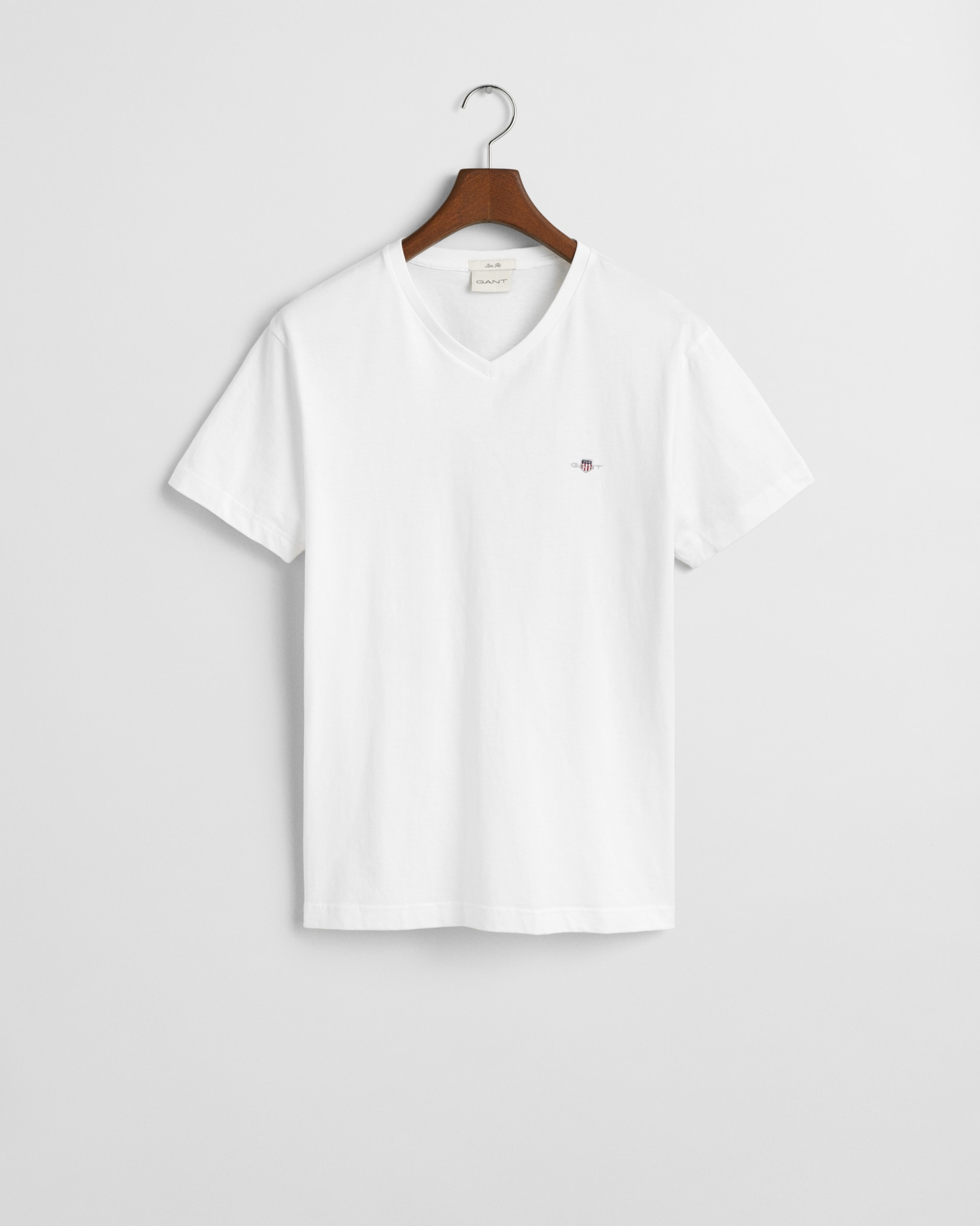 Gant T-Shirt »SLIM SHIELD V-NECK T-SHIRT«, mit einer kleinen Logostickerei auf der Brust