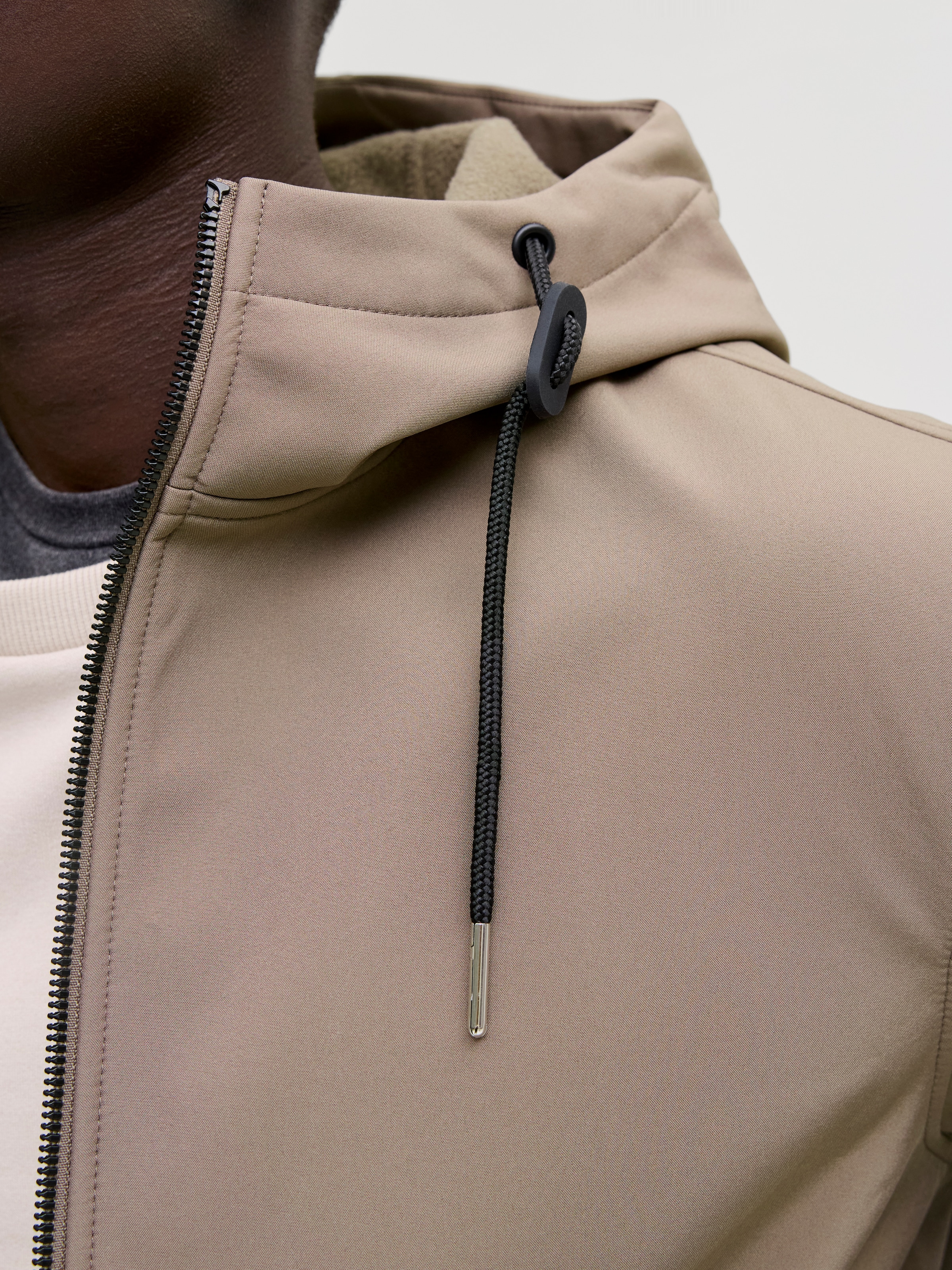 Jack & Jones Softshelljacke »JJEBASIC mit wasserabweisender Funktion« mit Kapuze mit Kordelzug