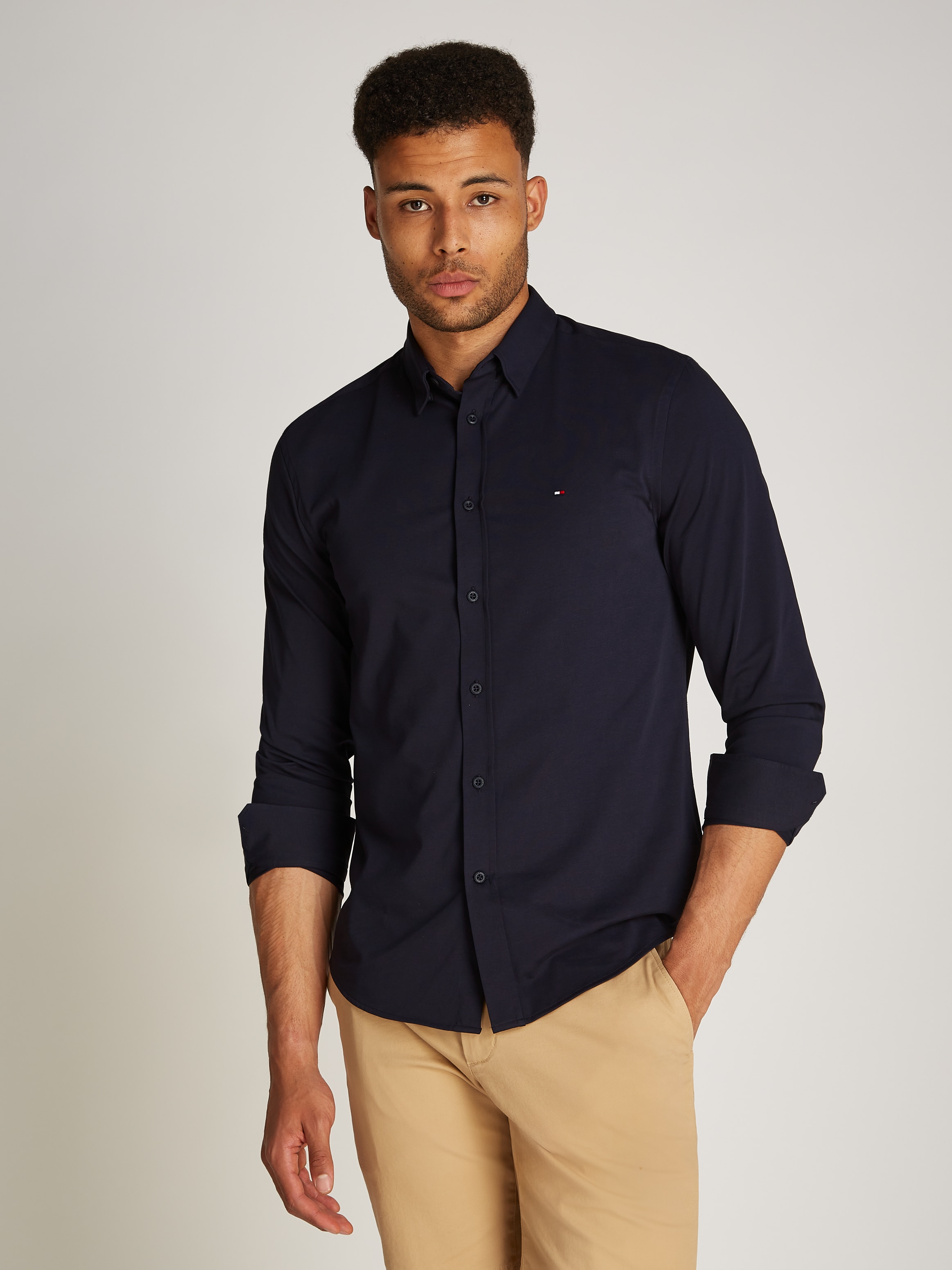 TOMMY HILFIGER Businesshemd »PERFORMANCE KNIT SOLID SF SHIRT«, mit Logostickerei