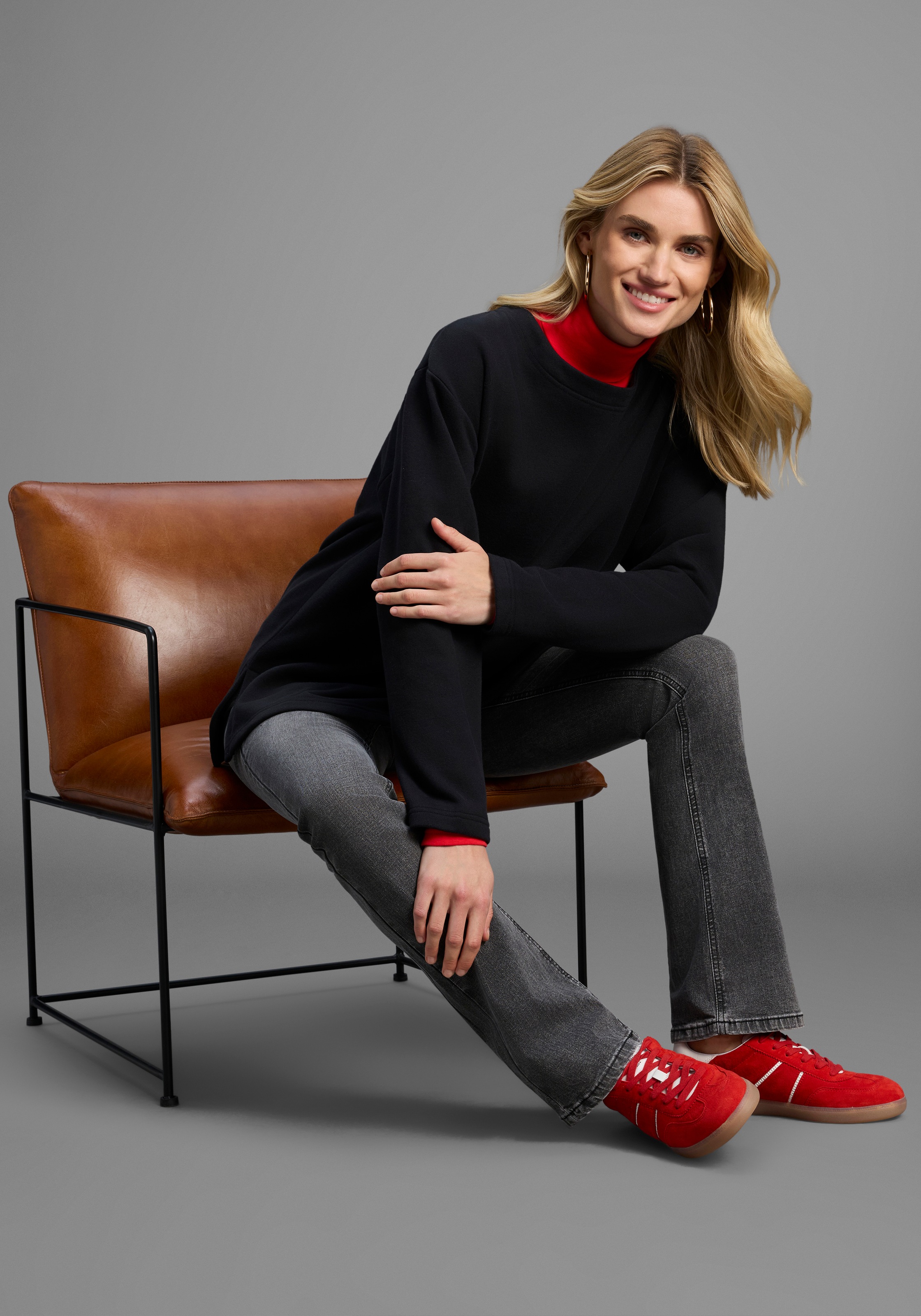Laura Scott Sweater, Lässig-weiter Sweater mit komfortabler Passform und Seitenschlitzen.